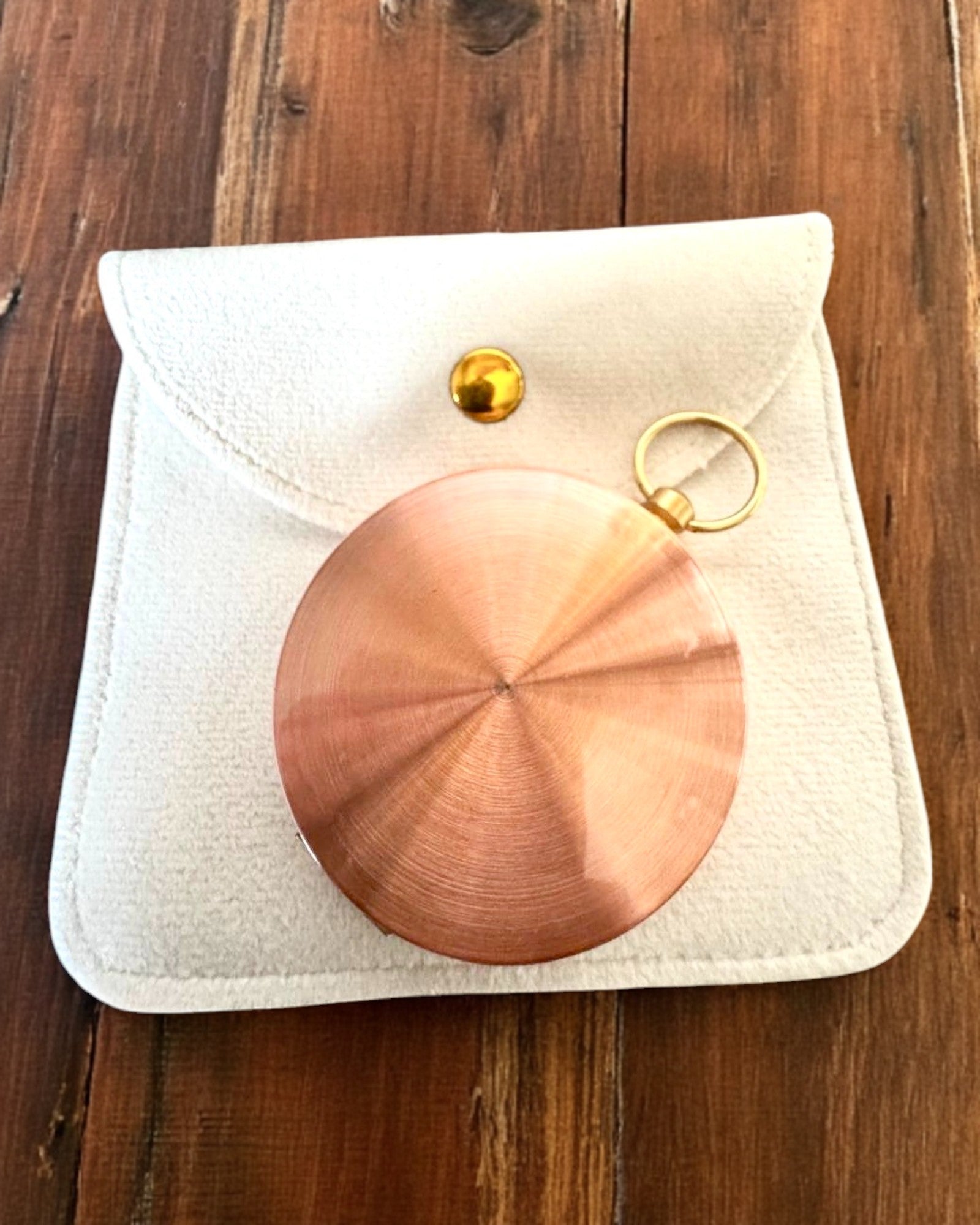 Ροζ χρυσός πυξίδα - ναυτιλιακός σε ρετρό στυλ – φορητό και ακριβές όργανο για τον καθορισμό κατεύθυνσης για ταξιδιώτες και εξερευνητές. Χάραξη, εξατομίκευση.