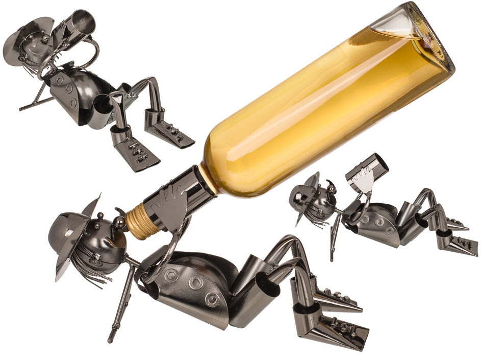 Metalowy stojak na wino - wędrowiec, możliwość personalizacji grawerem