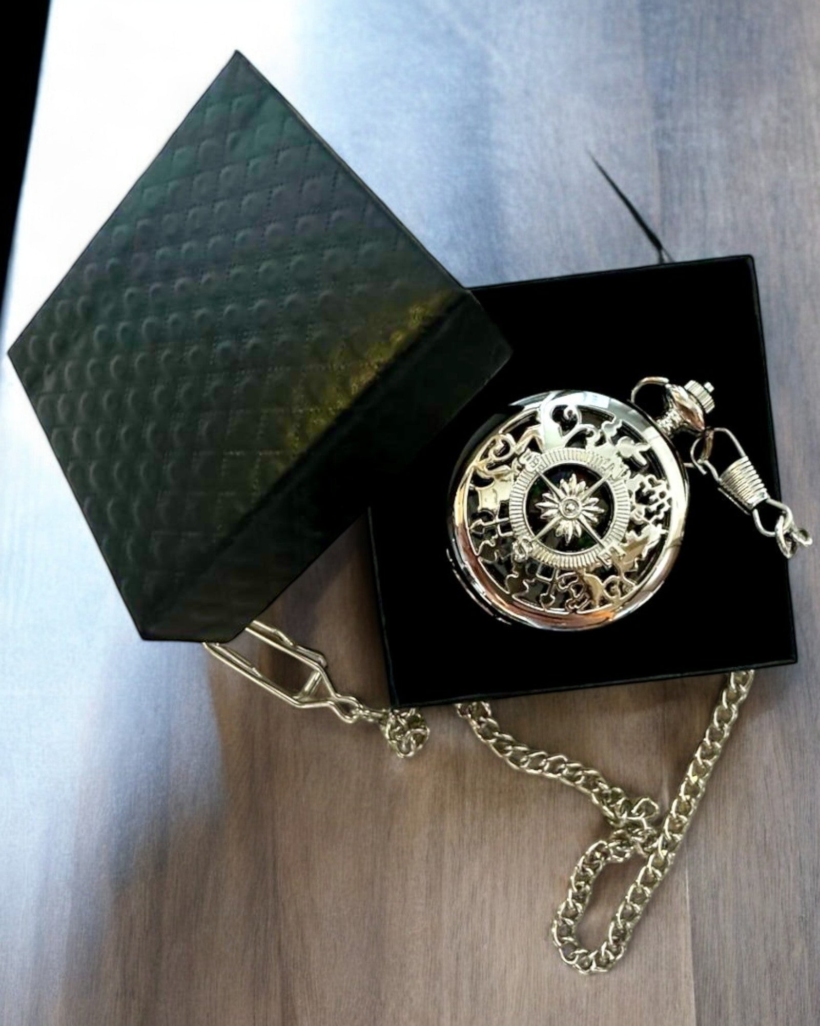 Ασημένια Ρετρό Τσέπης Πυξίδα με Διάτρητο Σχέδιο – Κομψή και Πρακτική. Χάραξη