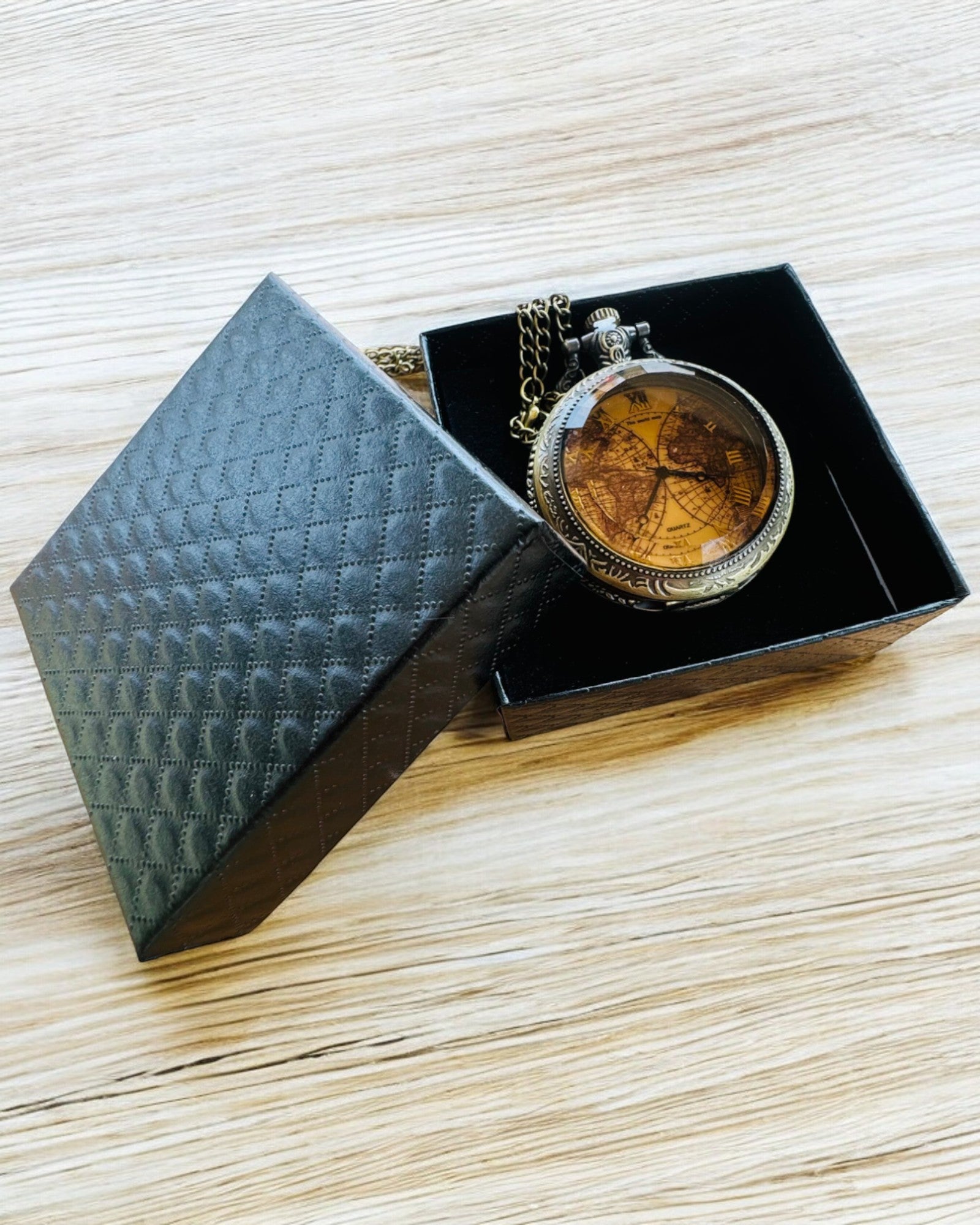 Κλασικό Χαλαζιακό Ρολόι Τσέπης με Χάρτη του Κόσμου – Κρεμαστό με Αλυσίδα σε Vintage Στυλ για Εκείνη και Εκείνον, χαραγμένο