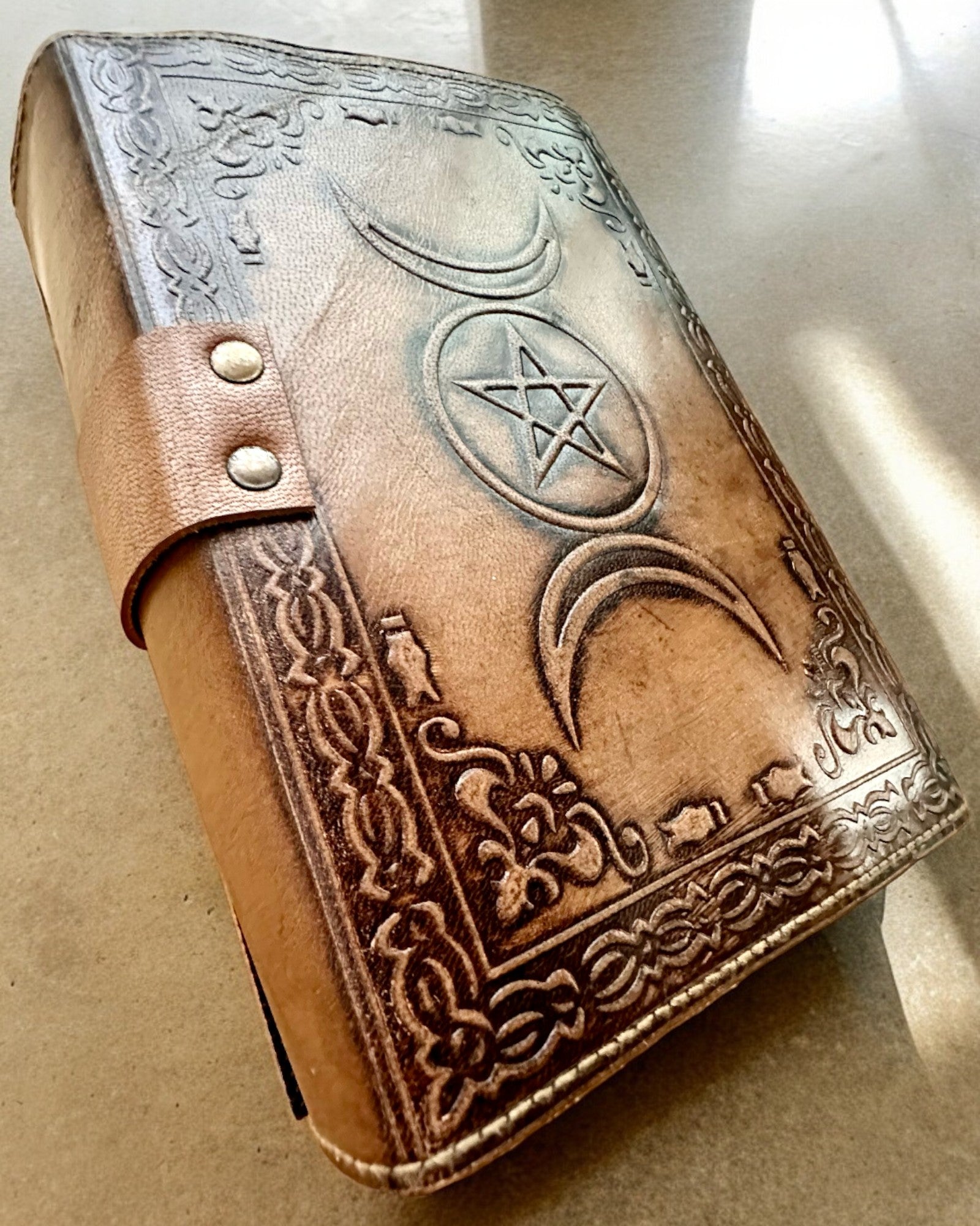 Premium Ημερολόγιο, Αρχαίο σχέδιο, Δερμάτινο Σημειωματάριο "Μαγικό Χρονικό" 200 σελίδες, 2 επιλογές διαθέσιμες, εξατομίκευση με χάραξη