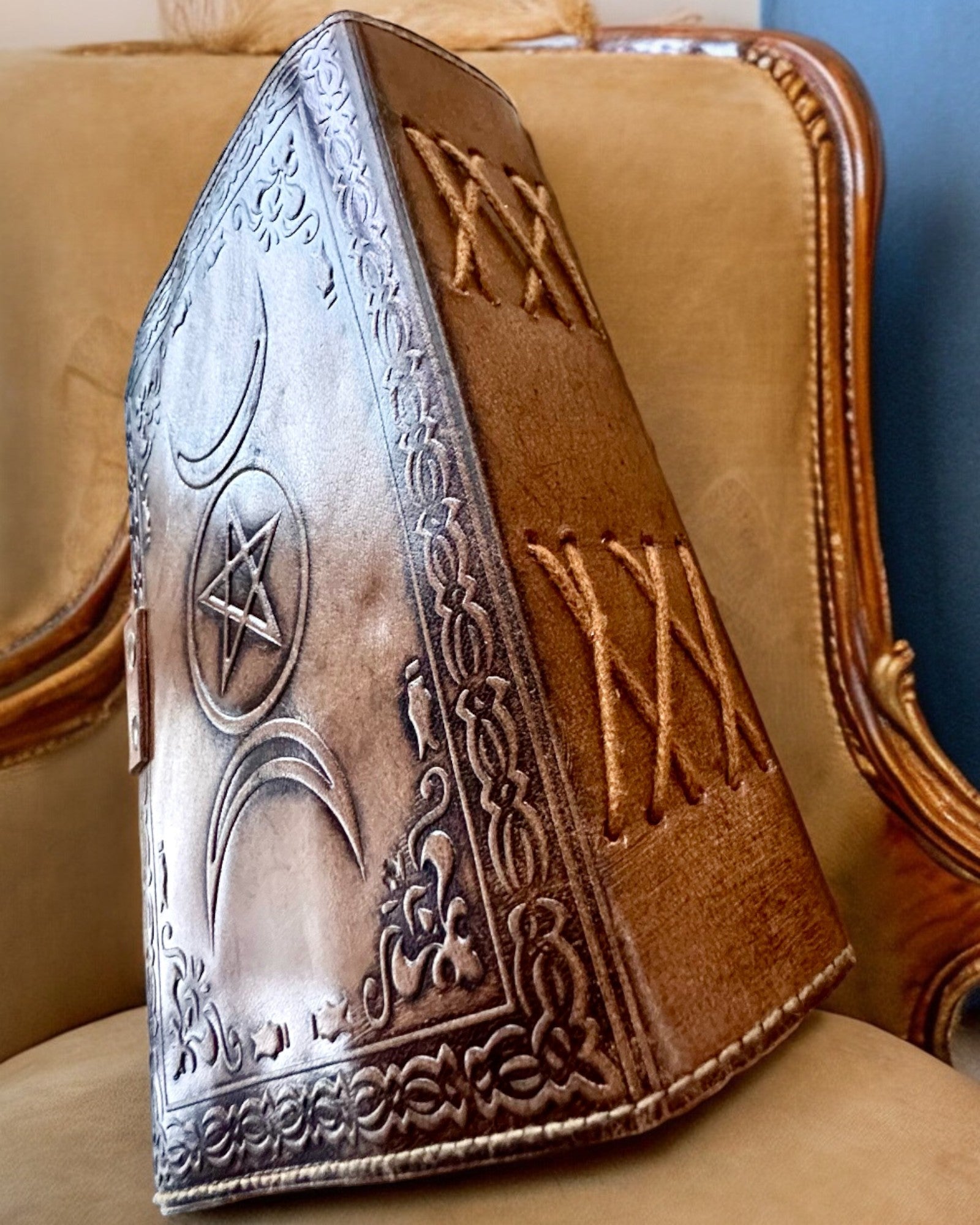 Premium Ημερολόγιο, Αρχαίο σχέδιο, Δερμάτινο Σημειωματάριο "Μαγικό Χρονικό" 200 σελίδες, 2 επιλογές διαθέσιμες, εξατομίκευση με χάραξη