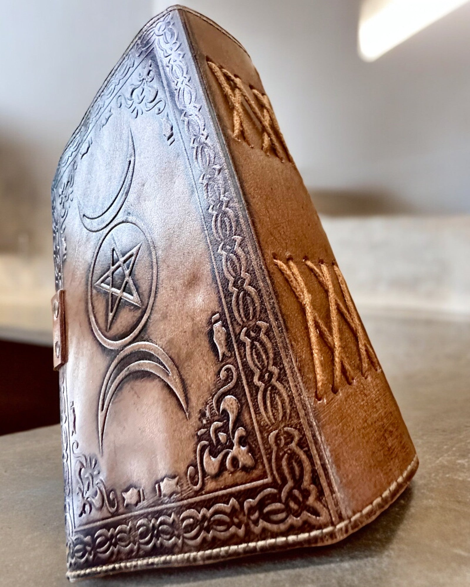 Premium Ημερολόγιο, Αρχαίο σχέδιο, Δερμάτινο Σημειωματάριο "Μαγικό Χρονικό" 200 σελίδες, 2 επιλογές διαθέσιμες, εξατομίκευση με χάραξη