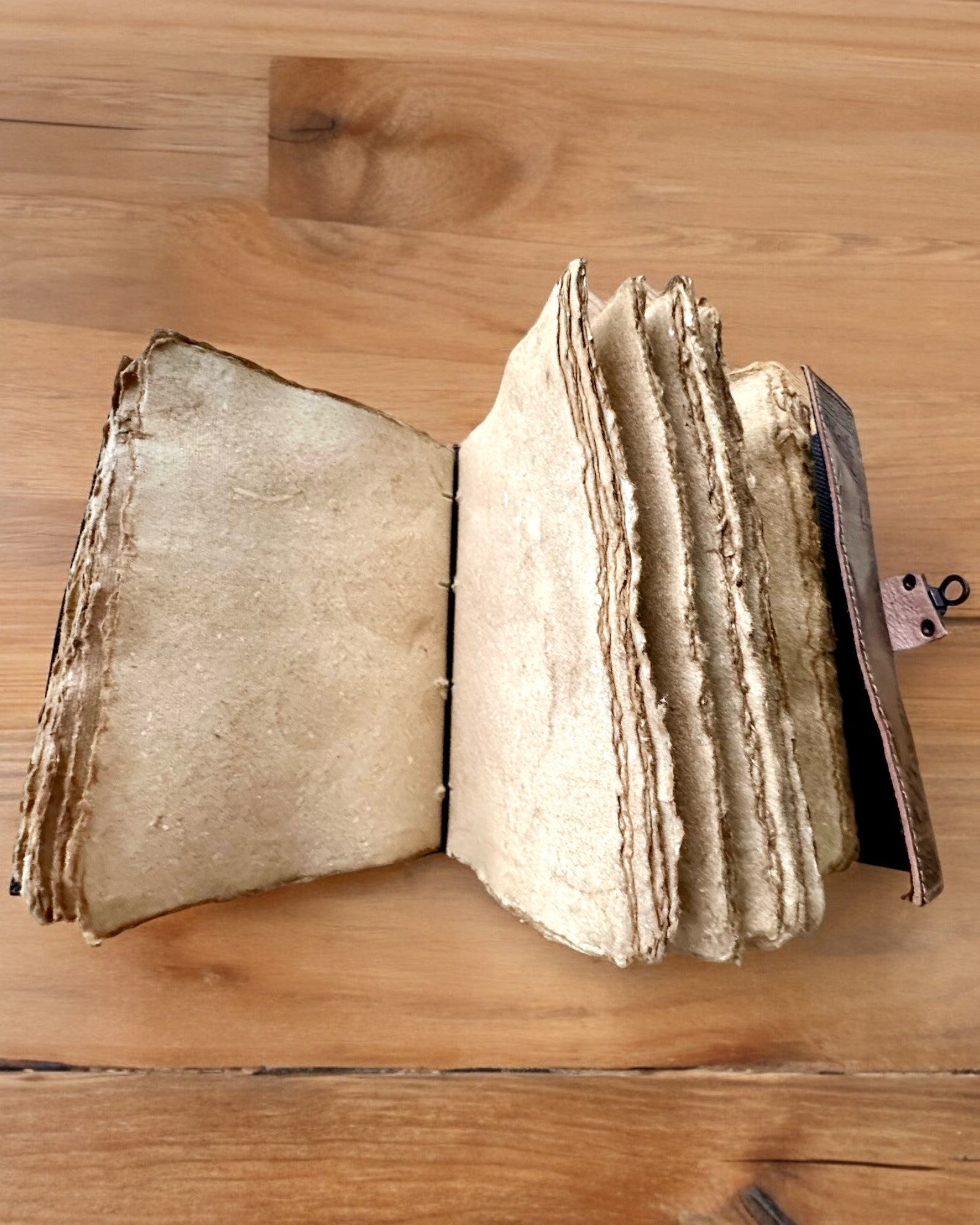 Premium Ημερολόγιο, Αρχαίο σχέδιο, Δερμάτινο Σημειωματάριο "Μαγικό Χρονικό" 200 σελίδες, 2 επιλογές διαθέσιμες, εξατομίκευση με χάραξη