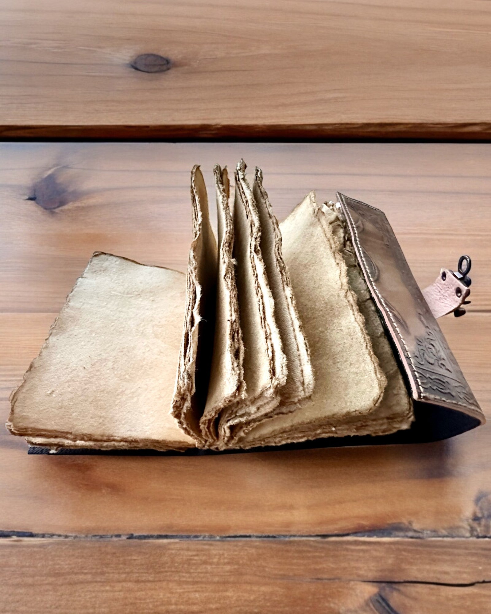 Premium Ημερολόγιο, Αρχαίο σχέδιο, Δερμάτινο Σημειωματάριο "Μαγικό Χρονικό" 200 σελίδες, 2 επιλογές διαθέσιμες, εξατομίκευση με χάραξη