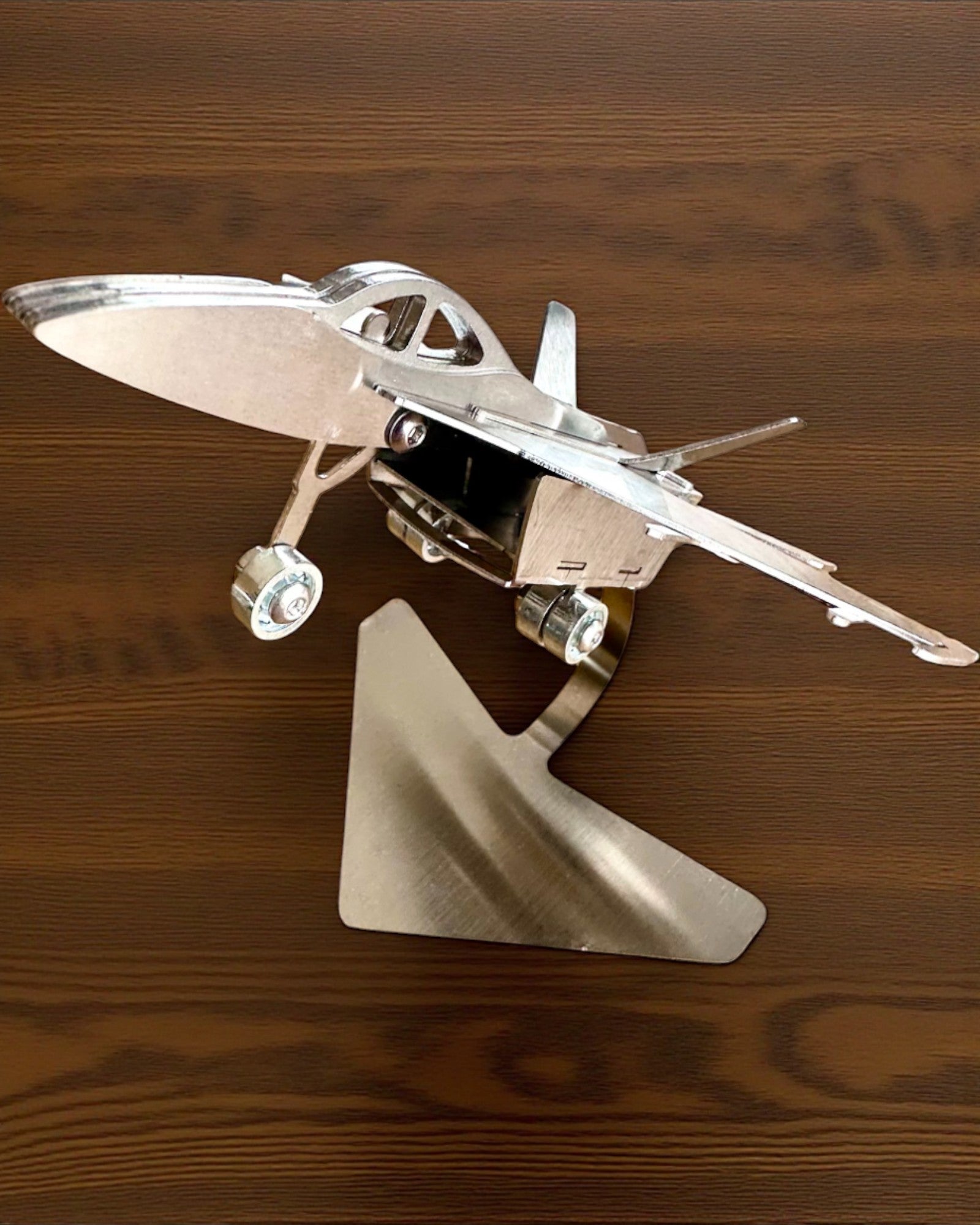 Μεταλλικό Μοντέλο Μαχητικού «SkyRaptor» – ανοξείδωτος χάλυβας, εξατομικευμένη χάραξη για δώρο