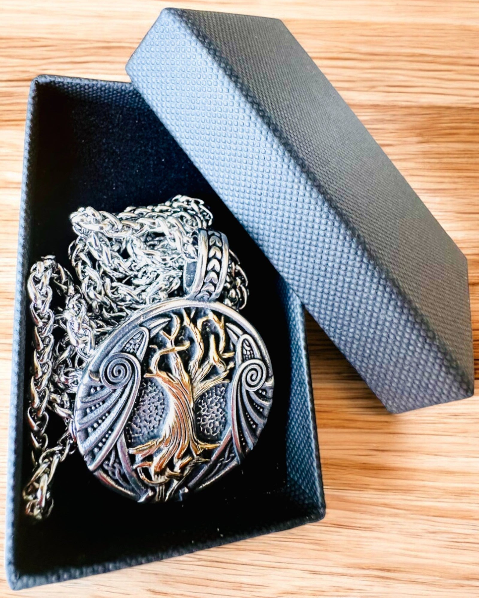 Κολιέ "Δέντρο της Ζωής" από ανοξείδωτο χάλυβα με εξατομίκευση, με σύμβολο Aegishjalmur, (Κράνος του Τρόμου)