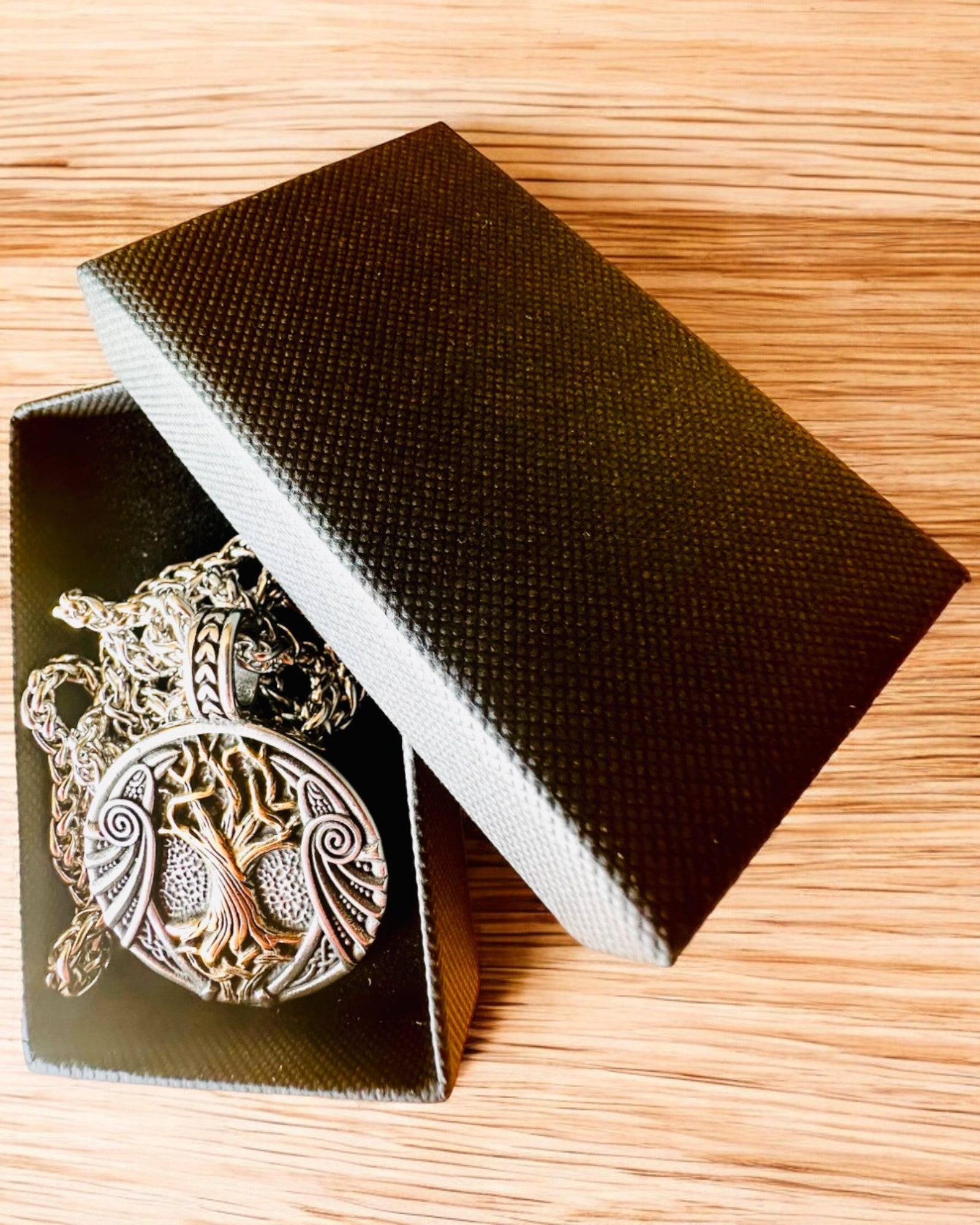 Κολιέ "Δέντρο της Ζωής" από ανοξείδωτο χάλυβα με εξατομίκευση, με σύμβολο Aegishjalmur, (Κράνος του Τρόμου)