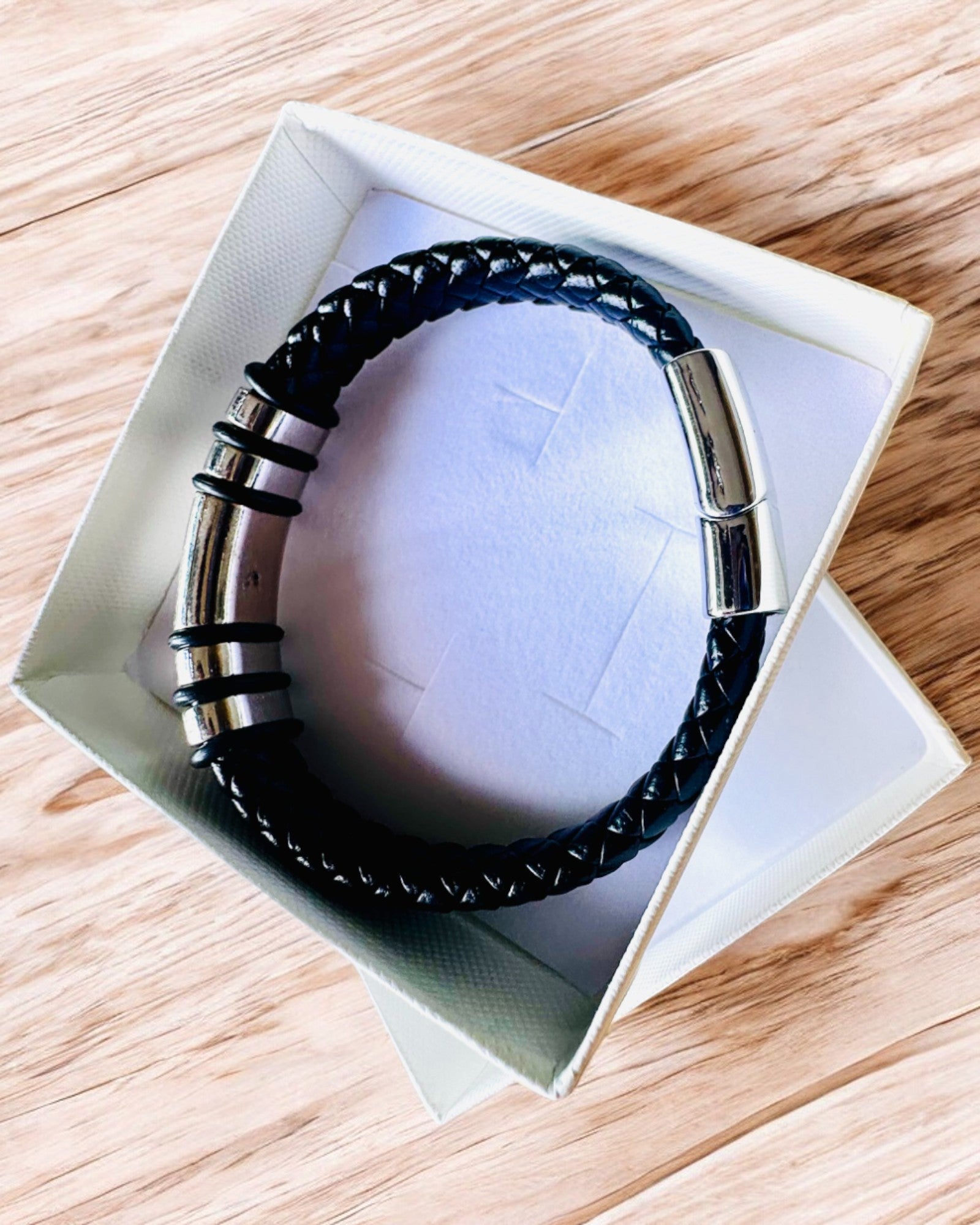 Μοντέρνο Βραχιόλι Hip Hop για Άνδρες με Προσαρμοσμένη Χάραξη και Μαγνητικό Κούμπωμα – Επιλέξτε Στυλ με Ασημένιες ή Χρυσές Λεπτομέρειες, 22cm Δέρμα PU