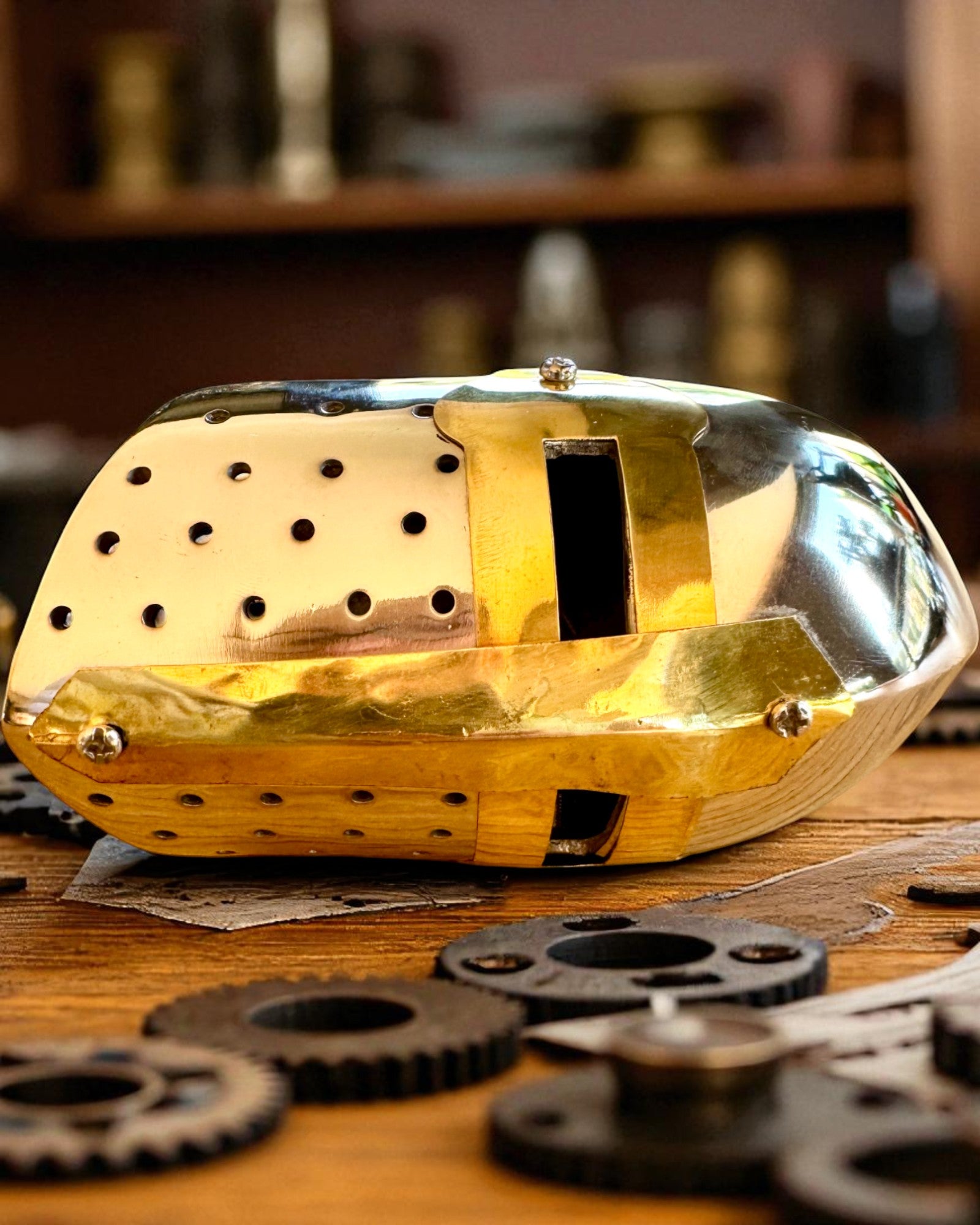 Μίνι Κράνος Ιππότη «Guardian» από ορείχαλκο – χειροποίητο, 12 cm, δυνατότητα εξατομίκευσης με χάραξη για δώρο