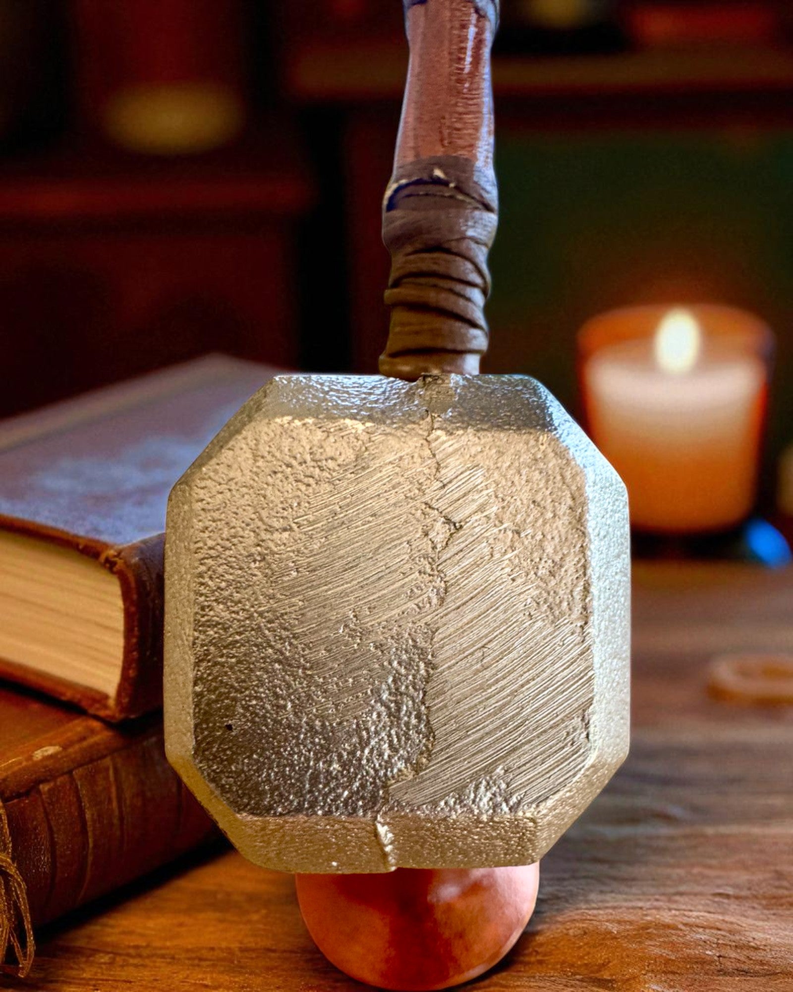 Storm Relic – διακοσμητικό σφυρί με βάση, 26 cm, χειροποίητο, δυνατότητα εξατομίκευσης με χάραξη για δώρο