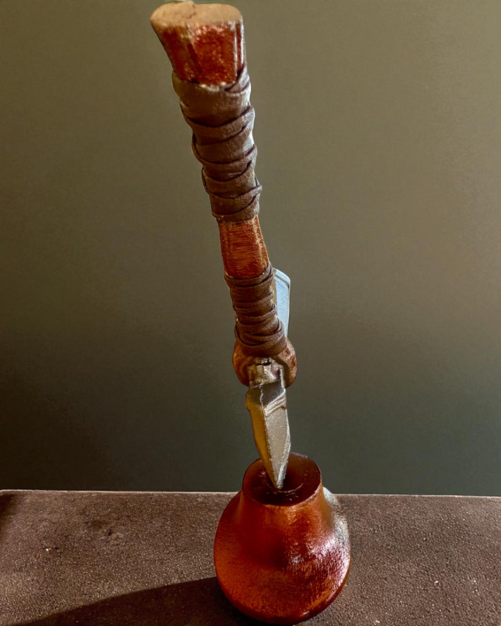 Storm Relic – διακοσμητικό σφυρί με βάση, 26 cm, χειροποίητο, δυνατότητα εξατομίκευσης με χάραξη για δώρο