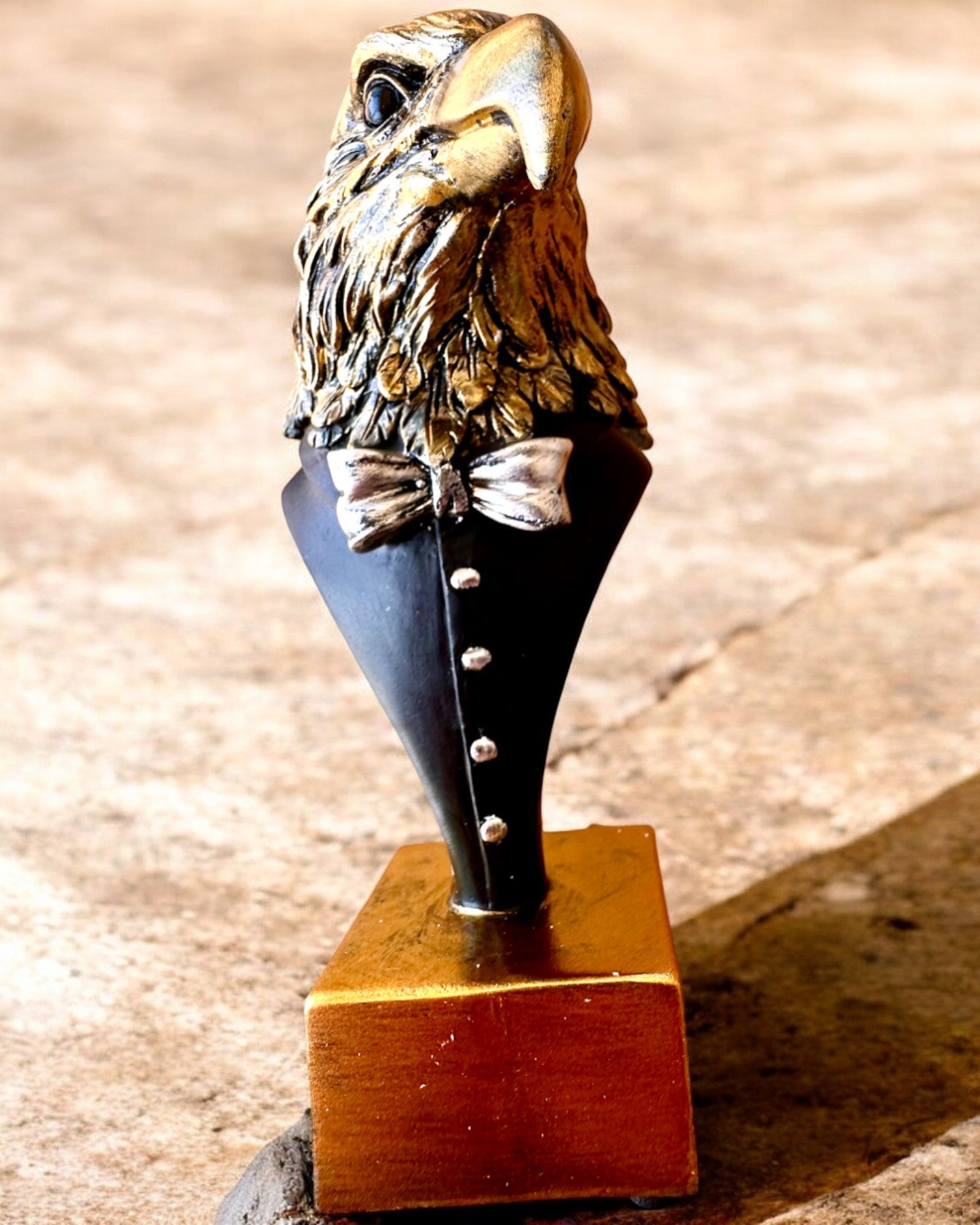 Φιγούρα Κεφαλής Αετού Büffel Warden – με Κομψό Φράκο και Επιλογή Χαράγματος για δώρο