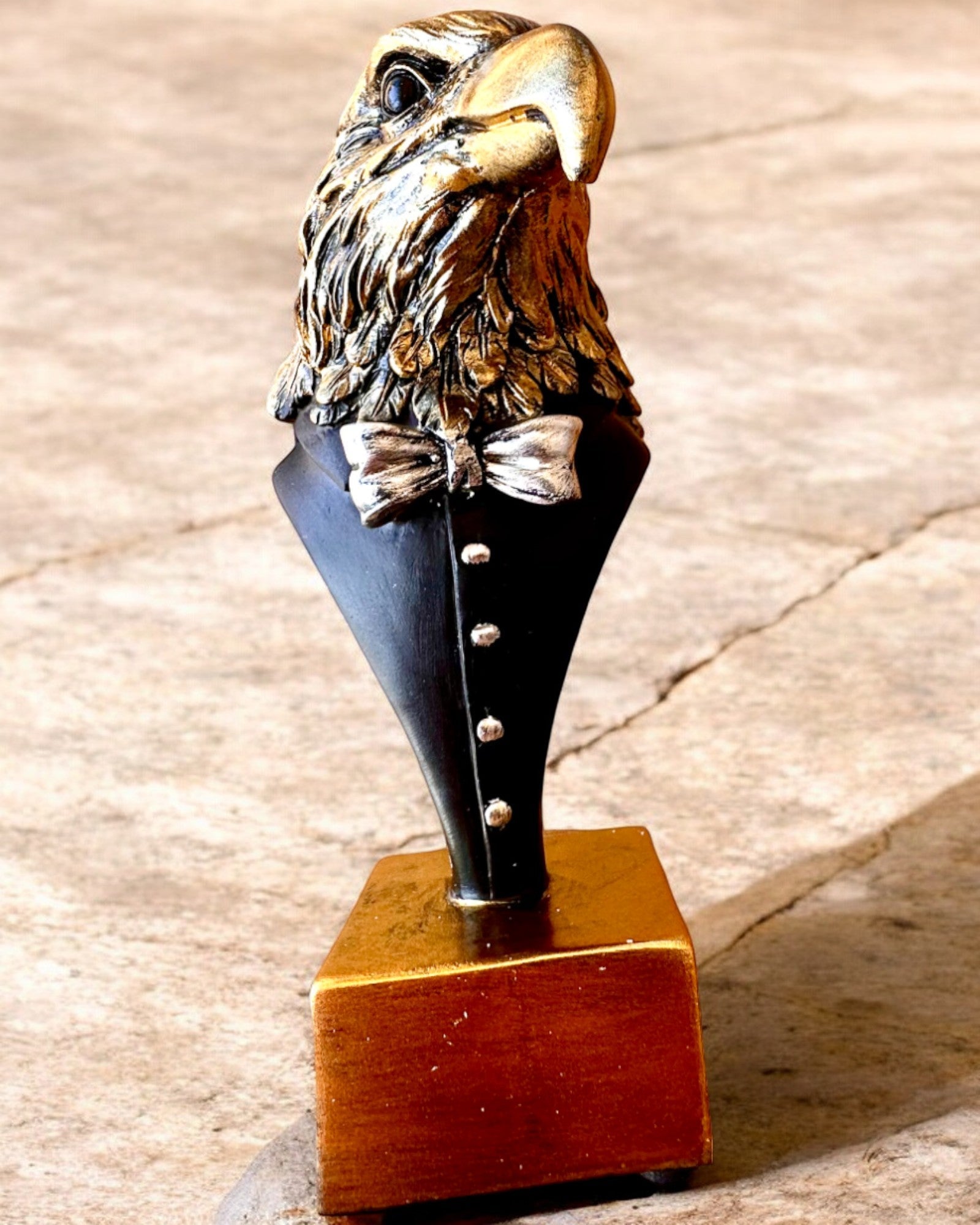 Φιγούρα Κεφαλής Αετού Büffel Warden – με Κομψό Φράκο και Επιλογή Χαράγματος για δώρο