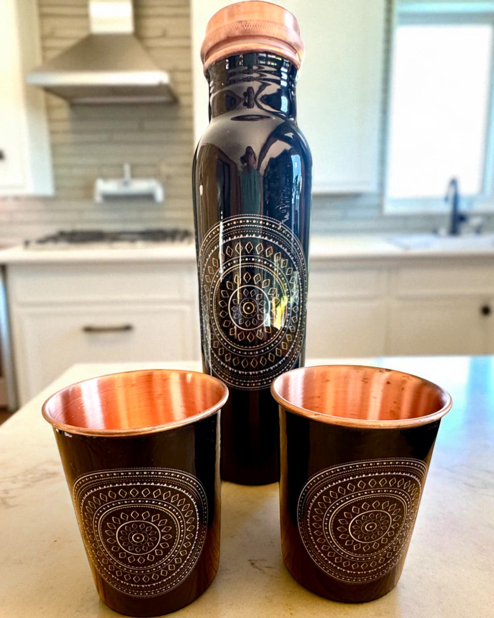 Zestaw Miedziany Mandala – Butelka 1L + 2 Kubki w Etui, możliwość personalizacji grawerem na prezent