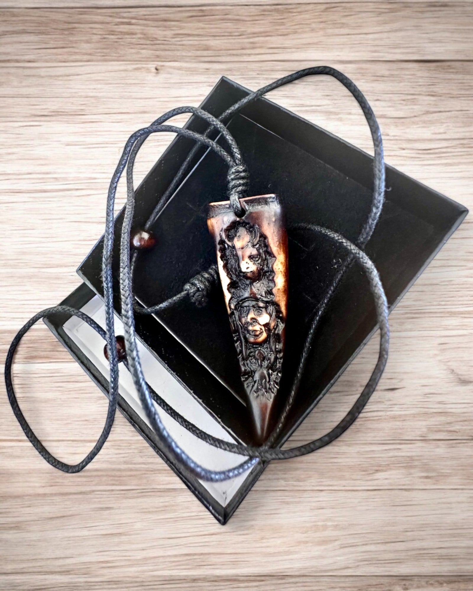 Κολιέ "Wilczy Kieł", φυλαχτό από ρητίνη - Μυστική Δύναμη της Φύσης, δυνατότητα εξατομίκευσης με χάραξη για δώρο