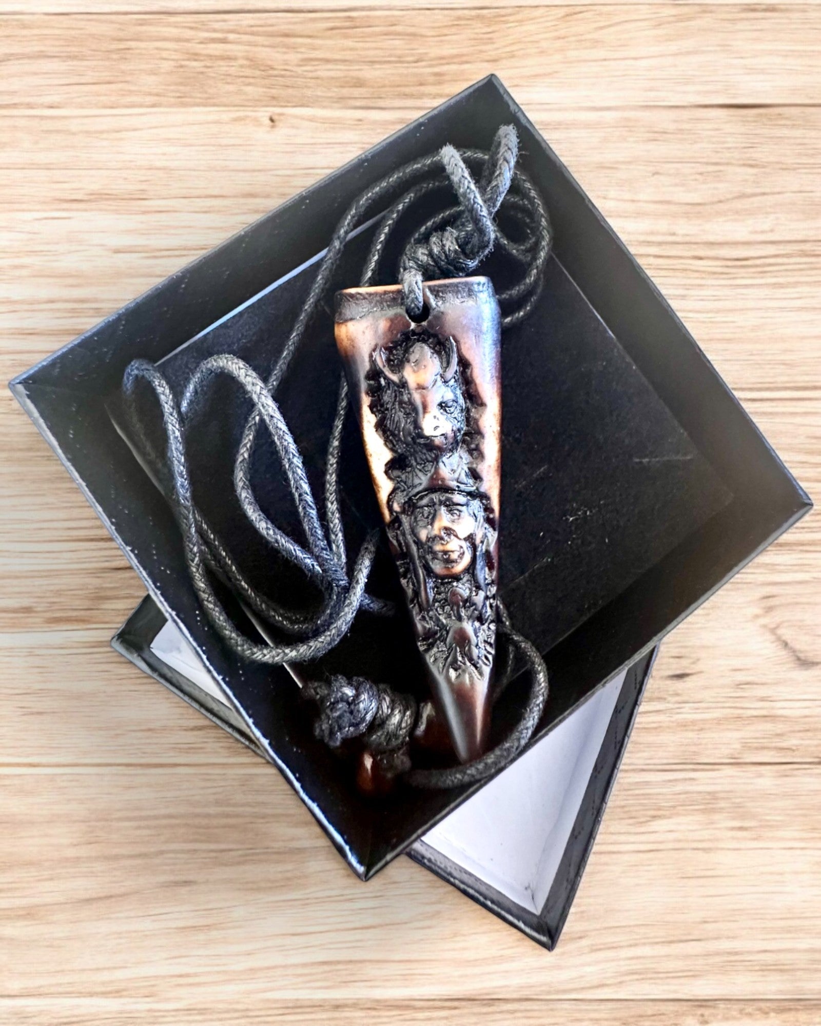 Κολιέ "Wilczy Kieł", φυλαχτό από ρητίνη - Μυστική Δύναμη της Φύσης, δυνατότητα εξατομίκευσης με χάραξη για δώρο