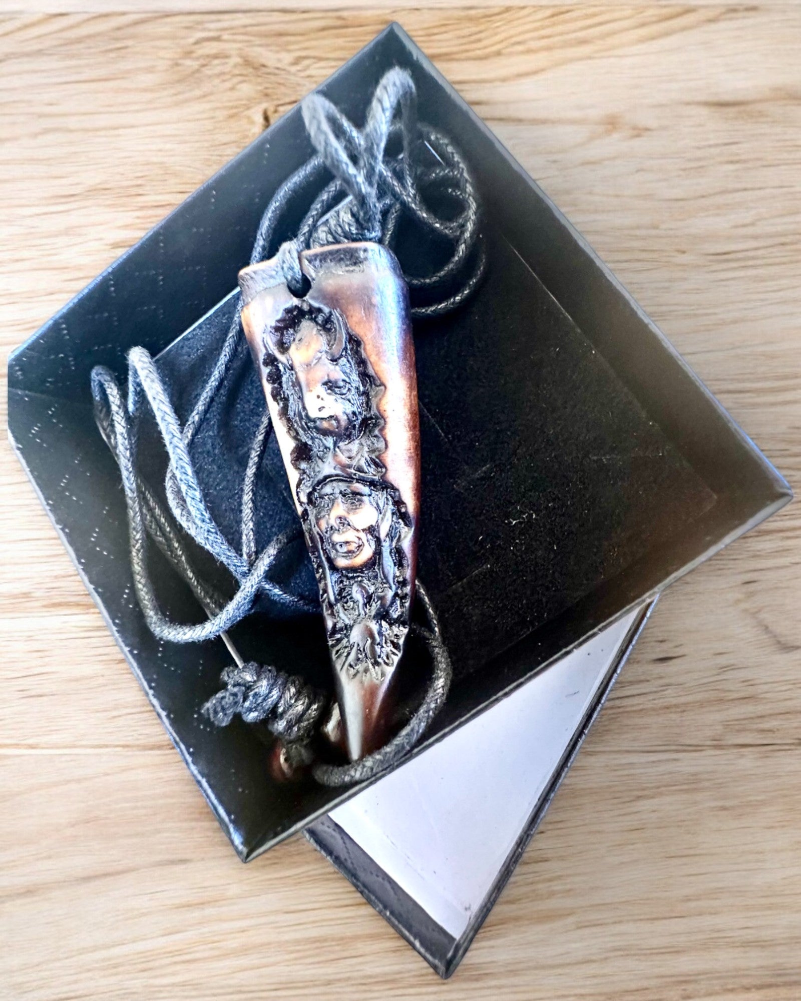 Κολιέ "Wilczy Kieł", φυλαχτό από ρητίνη - Μυστική Δύναμη της Φύσης, δυνατότητα εξατομίκευσης με χάραξη για δώρο