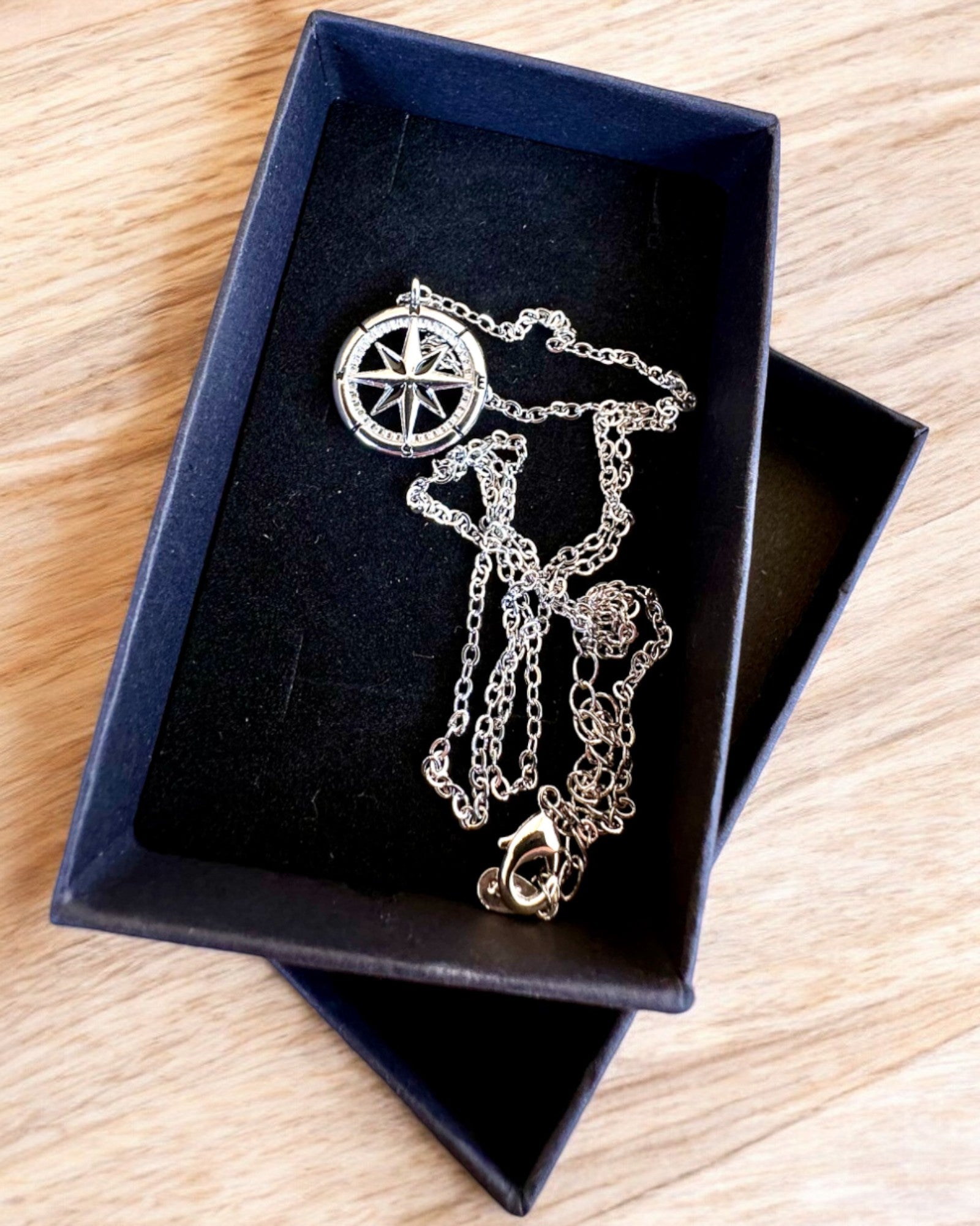 Ασημένιο Κολιέ με Μικρό Σύμβολο - Πυξίδα «Ταξιδιώτη», δυνατότητα εξατομίκευσης με χάραξη για δώρο