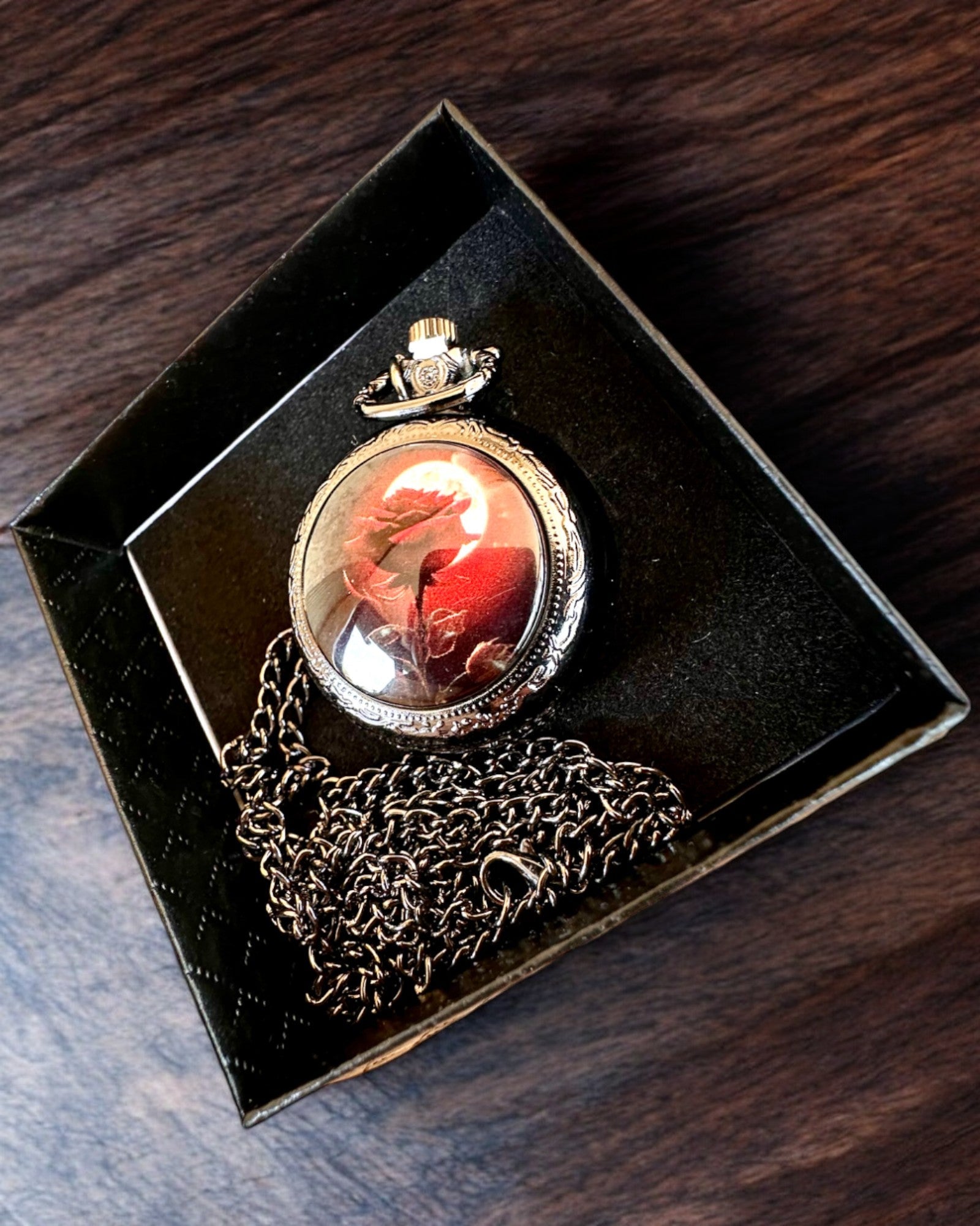 Zegarek Kieszonkowy Róża Nocy, możliwość personalizowania grawerem na prezent