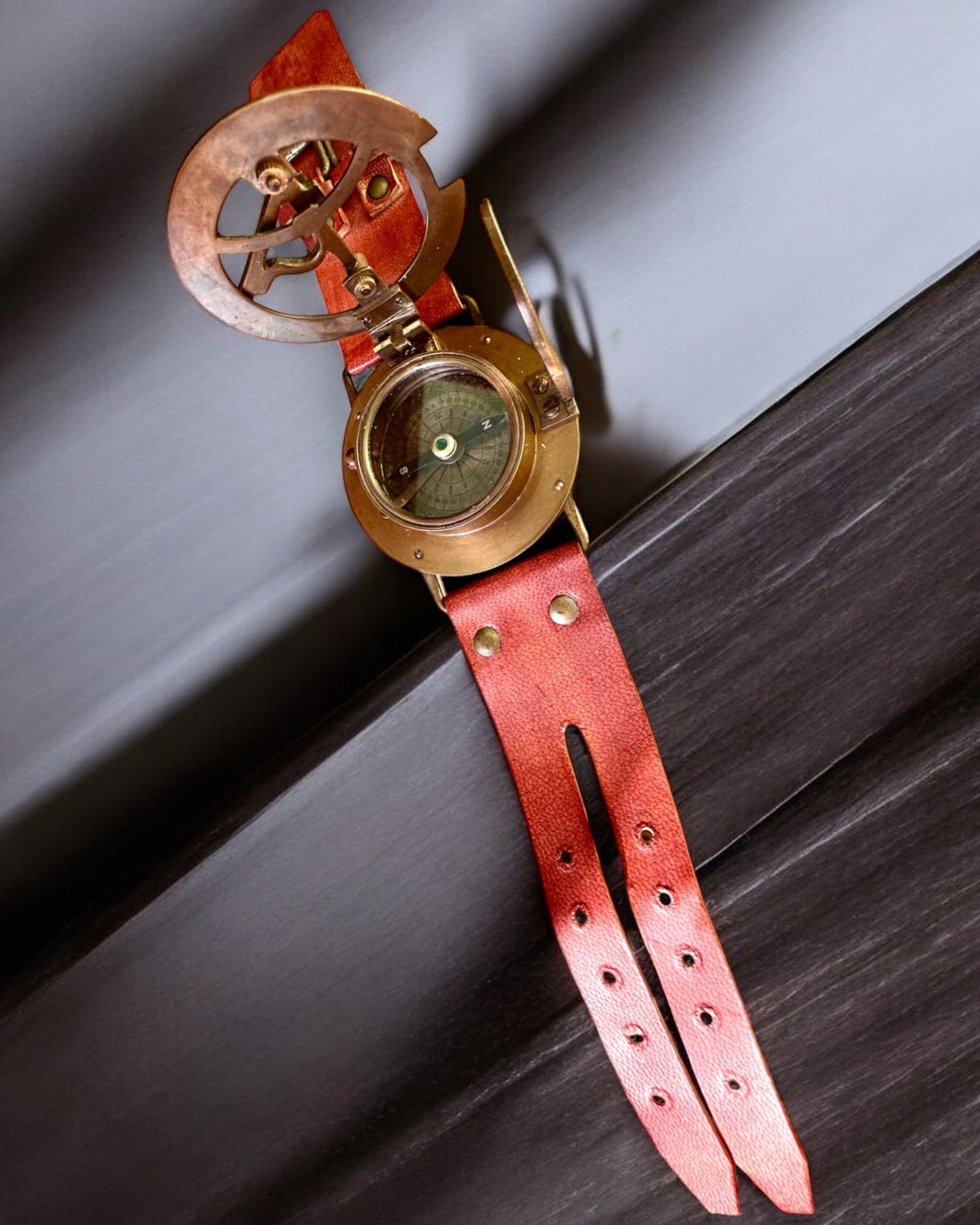 Ηλιακό Ρολόι "Αρχαία Πυξίδα", ρολόι χειρός με πυξίδα, δυνατότητα εξατομίκευσης με χάραξη