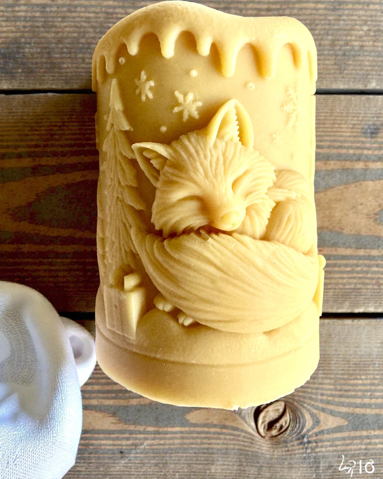 Κερί σόγιας Χειμωνιάτικη Αλεπού, ύψος 7,5 εκ., χειροποίητο κερί σόγιας με ένα χαριτωμένο κοιμισμένο αλεπουδάκι, με δυνατότητα εξατομίκευσης με χάραξη στην πλακέτα