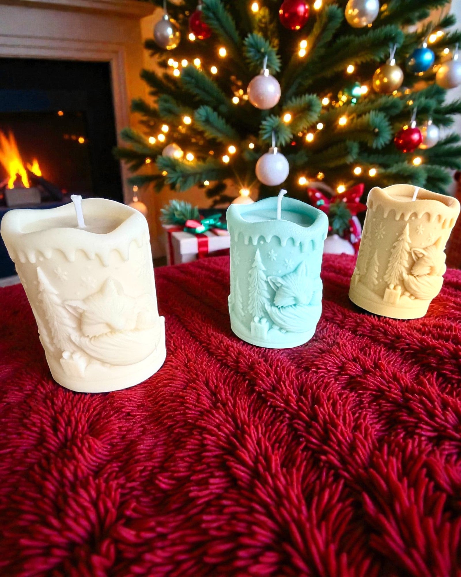 Κερί σόγιας Χειμωνιάτικη Αλεπού, ύψος 7,5 εκ., χειροποίητο κερί σόγιας με ένα χαριτωμένο κοιμισμένο αλεπουδάκι, με δυνατότητα εξατομίκευσης με χάραξη στην πλακέτα