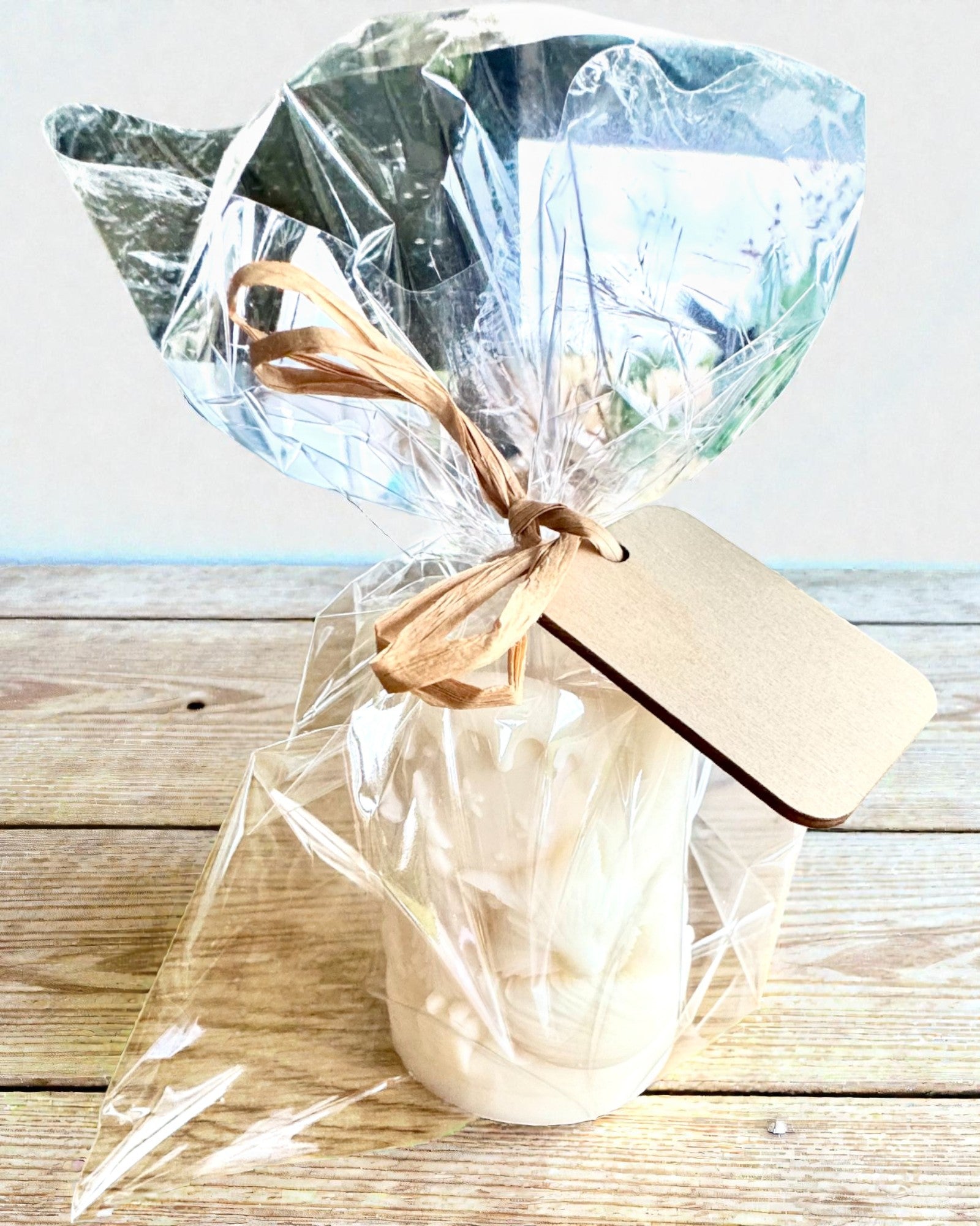 Κερί σόγιας Χειμωνιάτικη Αλεπού, ύψος 7,5 εκ., χειροποίητο κερί σόγιας με ένα χαριτωμένο κοιμισμένο αλεπουδάκι, με δυνατότητα εξατομίκευσης με χάραξη στην πλακέτα