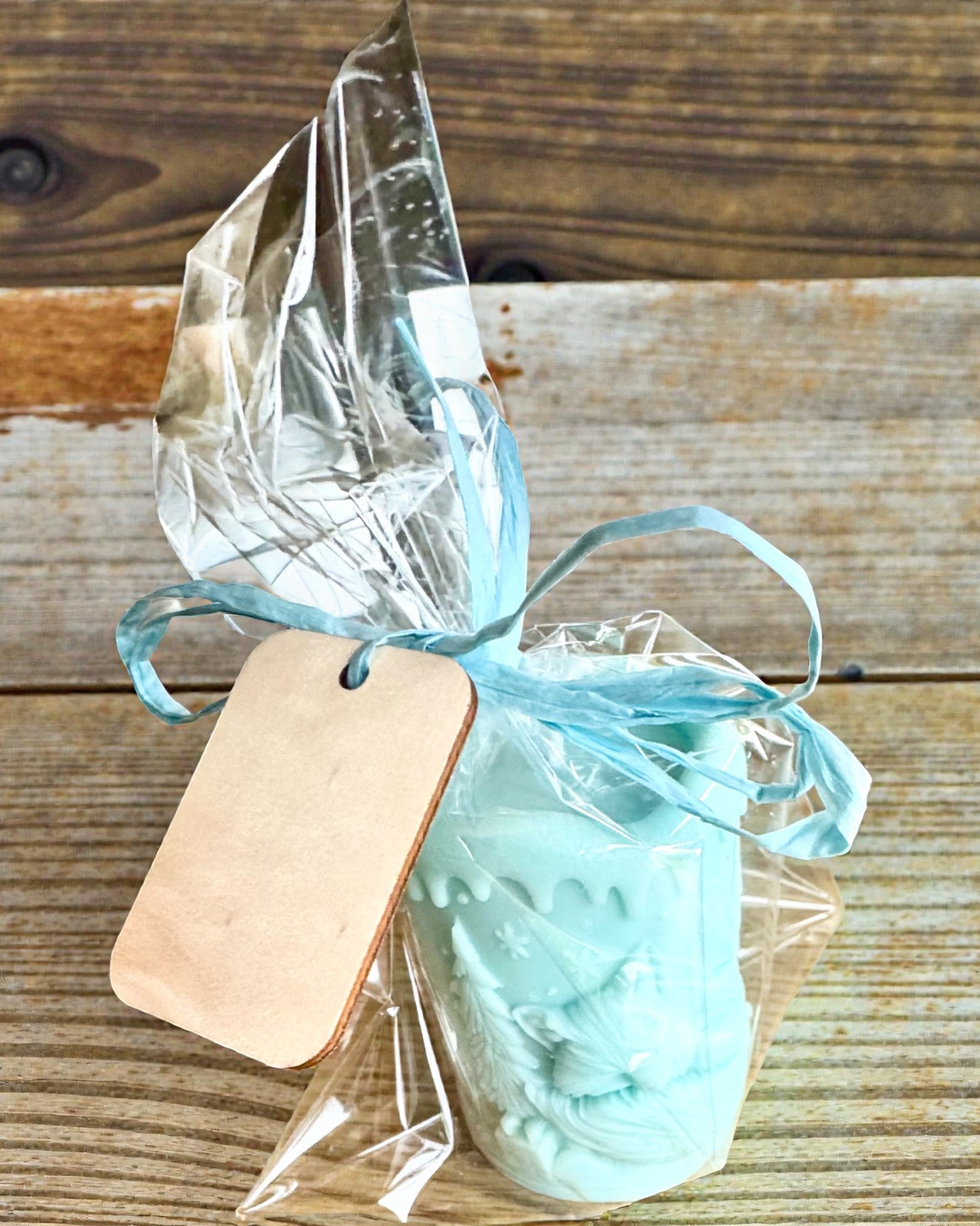 Κερί σόγιας Χειμωνιάτικη Αλεπού, ύψος 7,5 εκ., χειροποίητο κερί σόγιας με ένα χαριτωμένο κοιμισμένο αλεπουδάκι, με δυνατότητα εξατομίκευσης με χάραξη στην πλακέτα