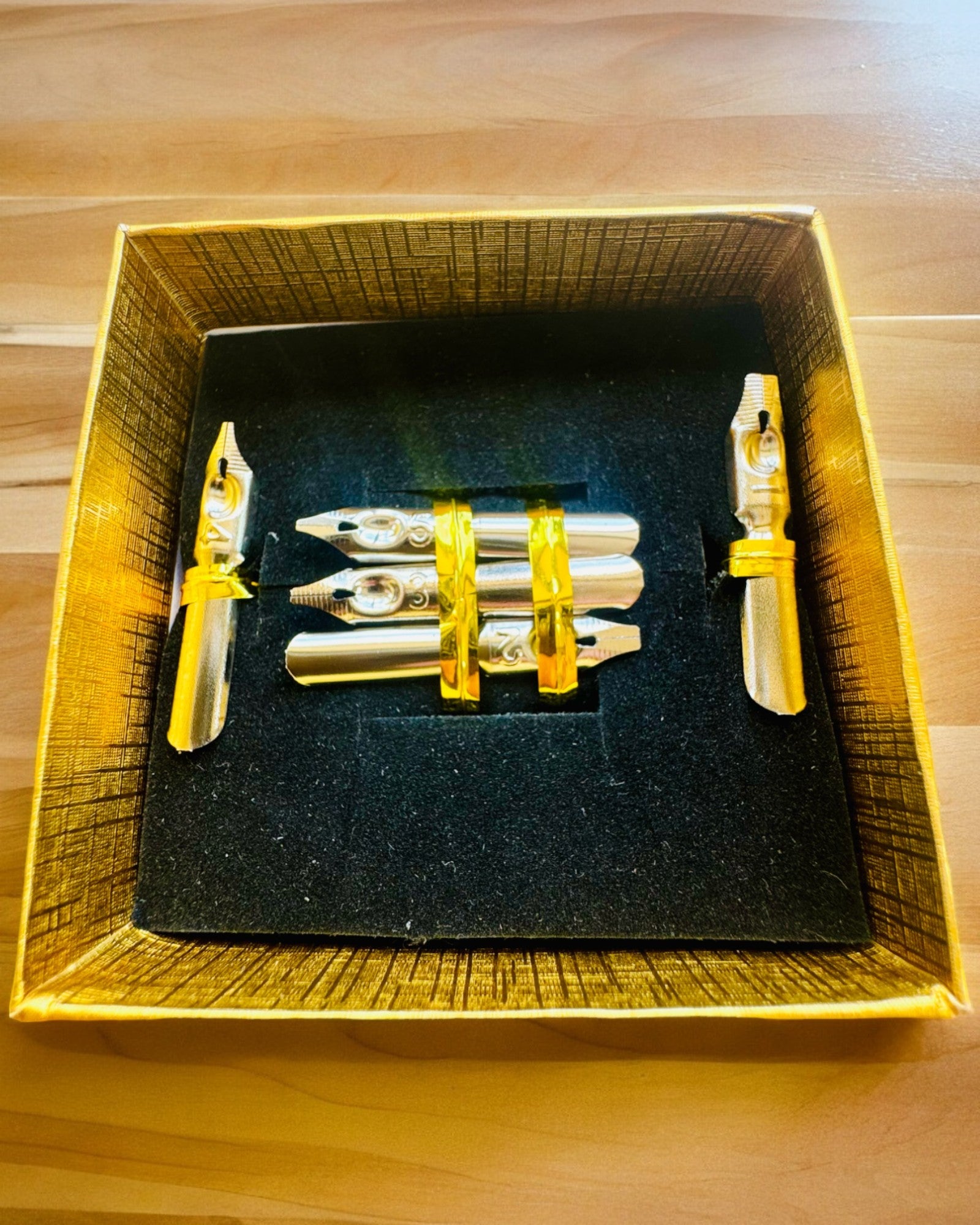 Σετ Δώρου - Κόκκινο-Μωβ Φτερό Χήνας "Steampunk Κομψότητα" με Δυνατότητα Χαρακτικής, για δώρο