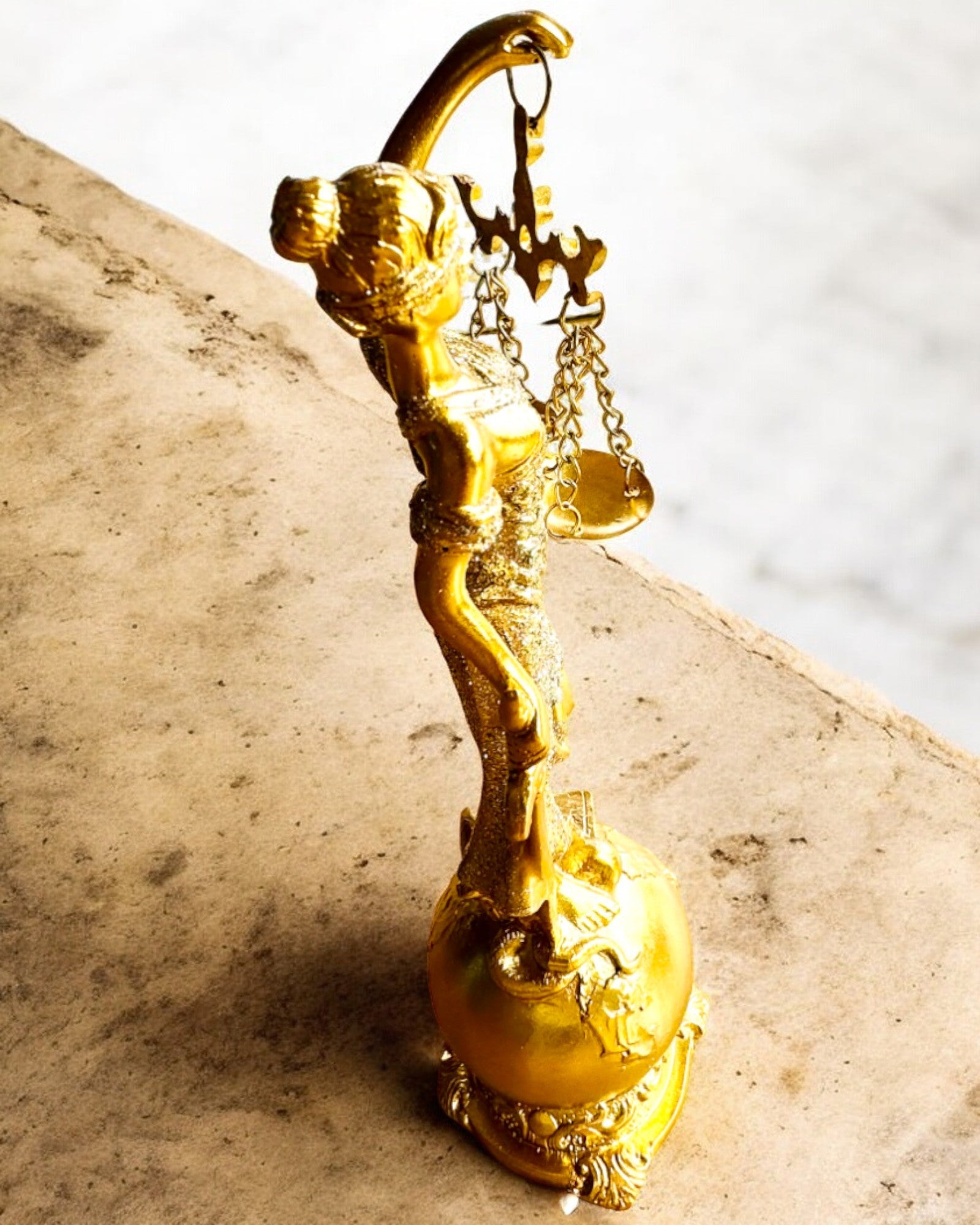 Αγαλματίδιο Θεάς της Δικαιοσύνης – Καλλιτεχνική Διακόσμηση για Ράφι, Χειροτεχνία από Ρητίνη, εξατομίκευση με χάραξη