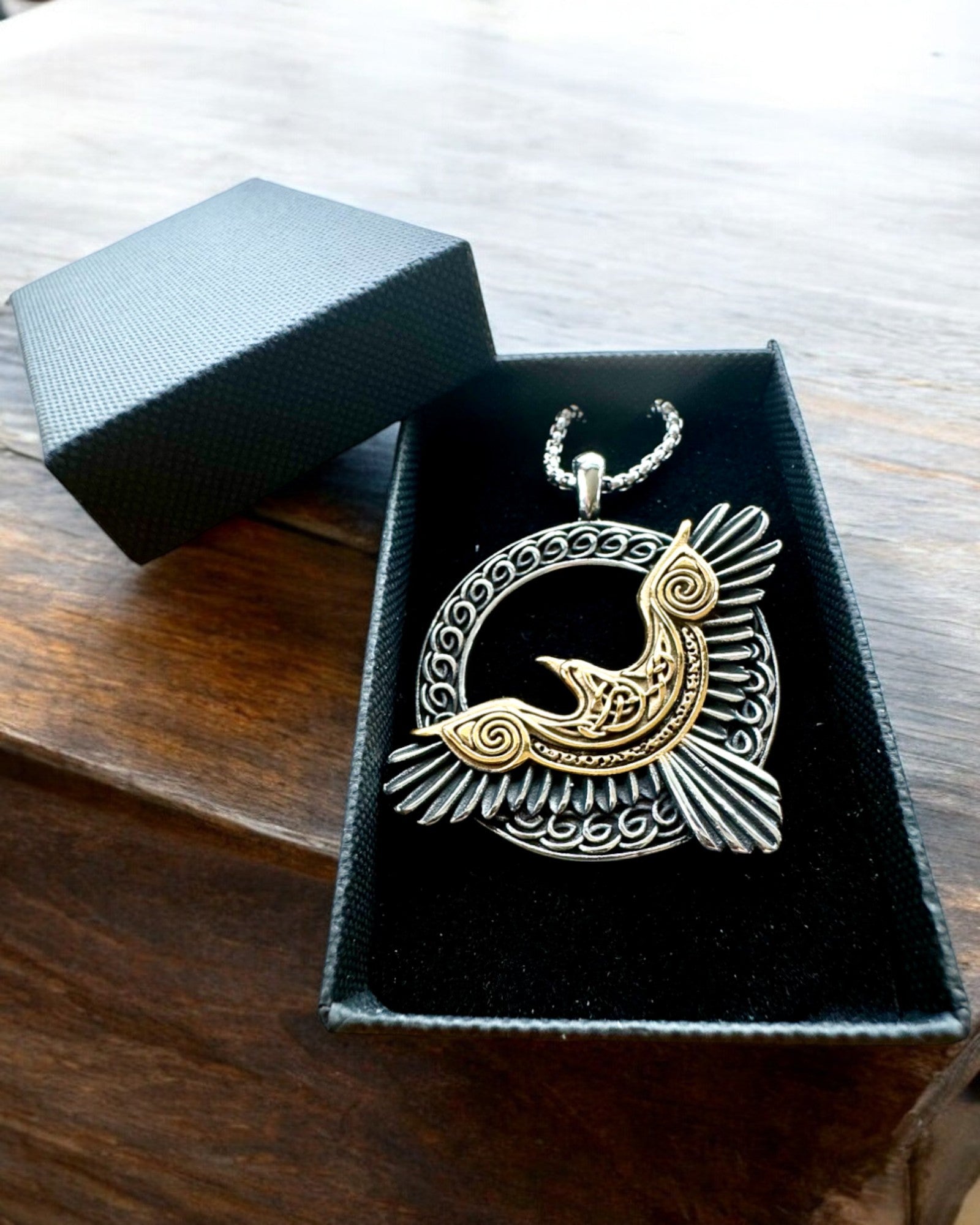"Amulet Stalowego Sokoła - Κολιέ με χάραξη, εμπνευσμένο από την Κέλτικη τέχνη, για δώρο"