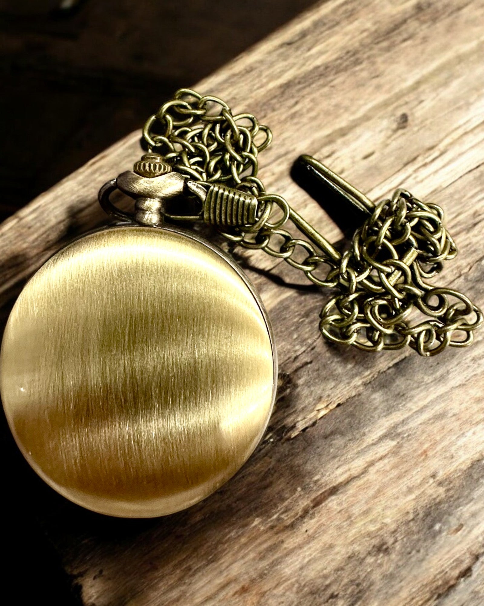 Αρχαία Μπρονζέ-Χρυσή Τσέπη Πυξίδα με Διάτρητο Σχέδιο – Ιδανική για Εξερευνητές και Λάτρεις του Ρετρό. Προσωποποίηση με Χάραξη