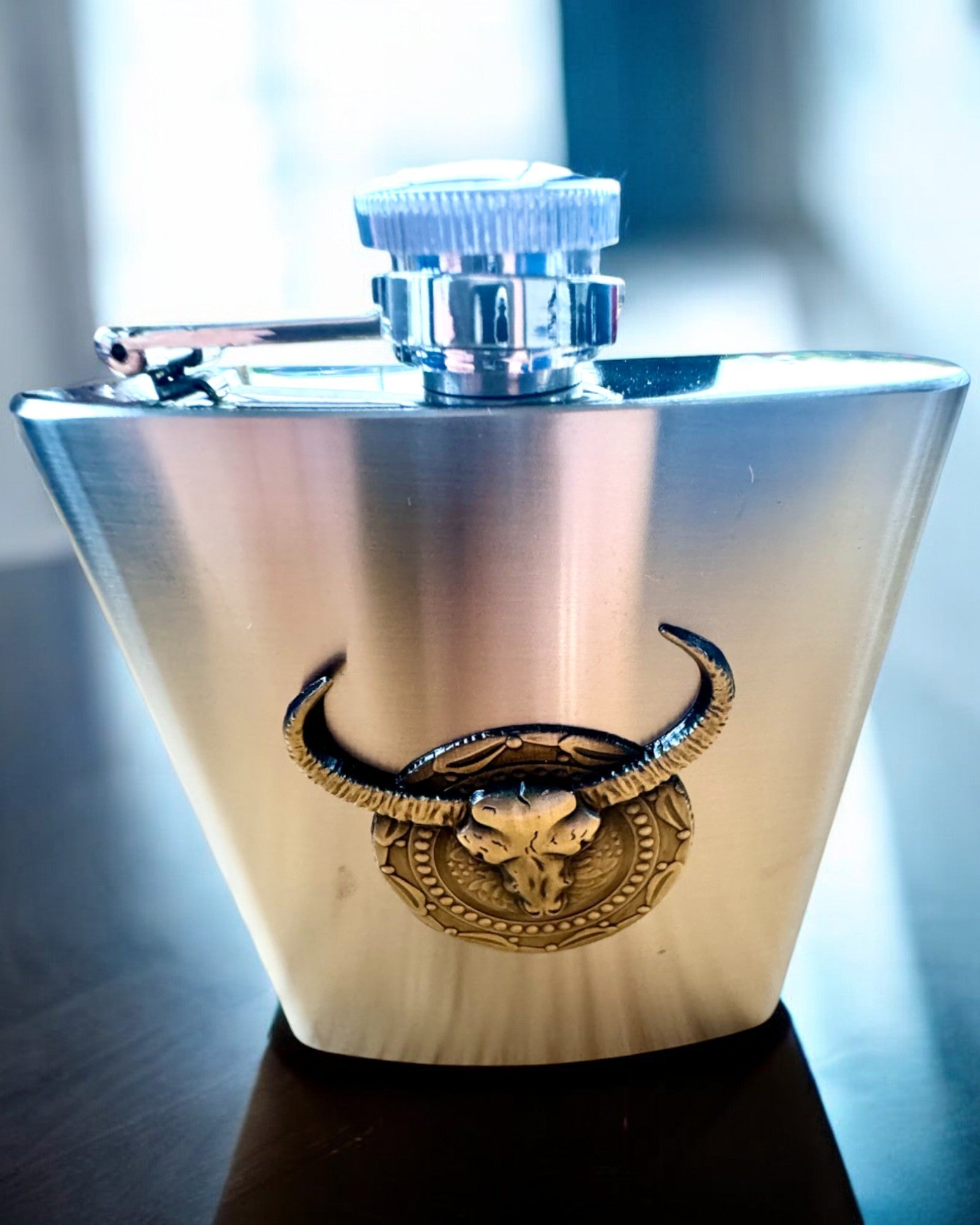 Bizon Flask – Στυλάτο Φλασκί με Μοτίβο Βίσονα - δυνατότητα εξατομίκευσης με χάραξη για δώρο