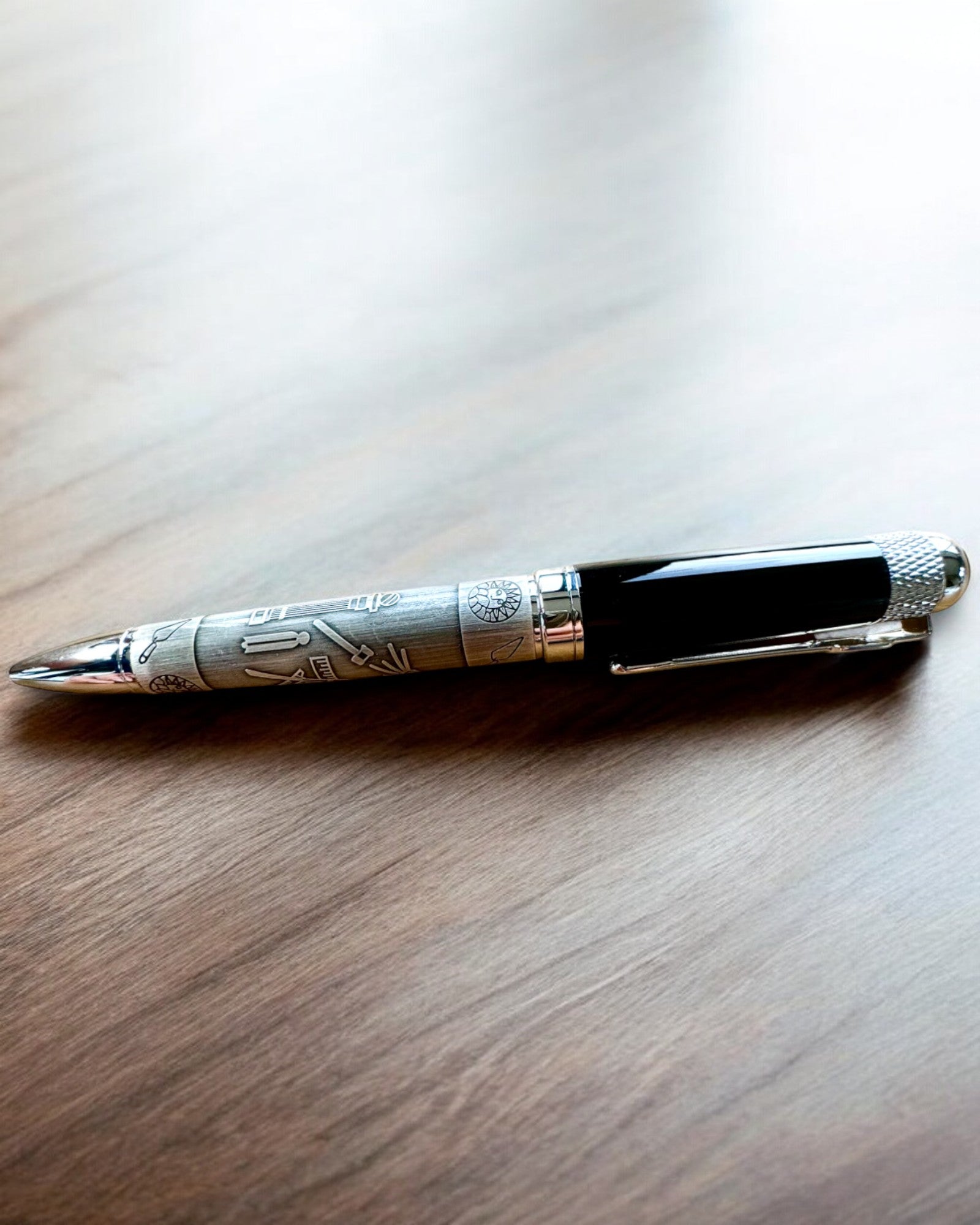Κομψό Στυλό "Μαεστρική Αρμονία" με Επιλογή Χαράγματος - Συμβολικά Μοτίβα, Αρχαίο Ασήμι, δυνατότητα εξατομίκευσης με χάραγμα για δώρο