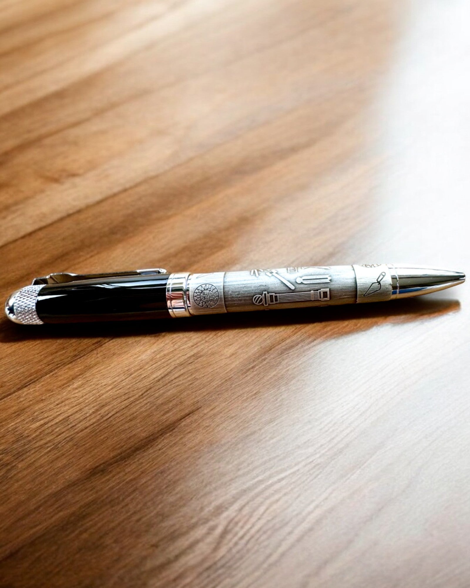 Κομψό Στυλό "Μαεστρική Αρμονία" με Επιλογή Χαράγματος - Συμβολικά Μοτίβα, Αρχαίο Ασήμι, δυνατότητα εξατομίκευσης με χάραγμα για δώρο