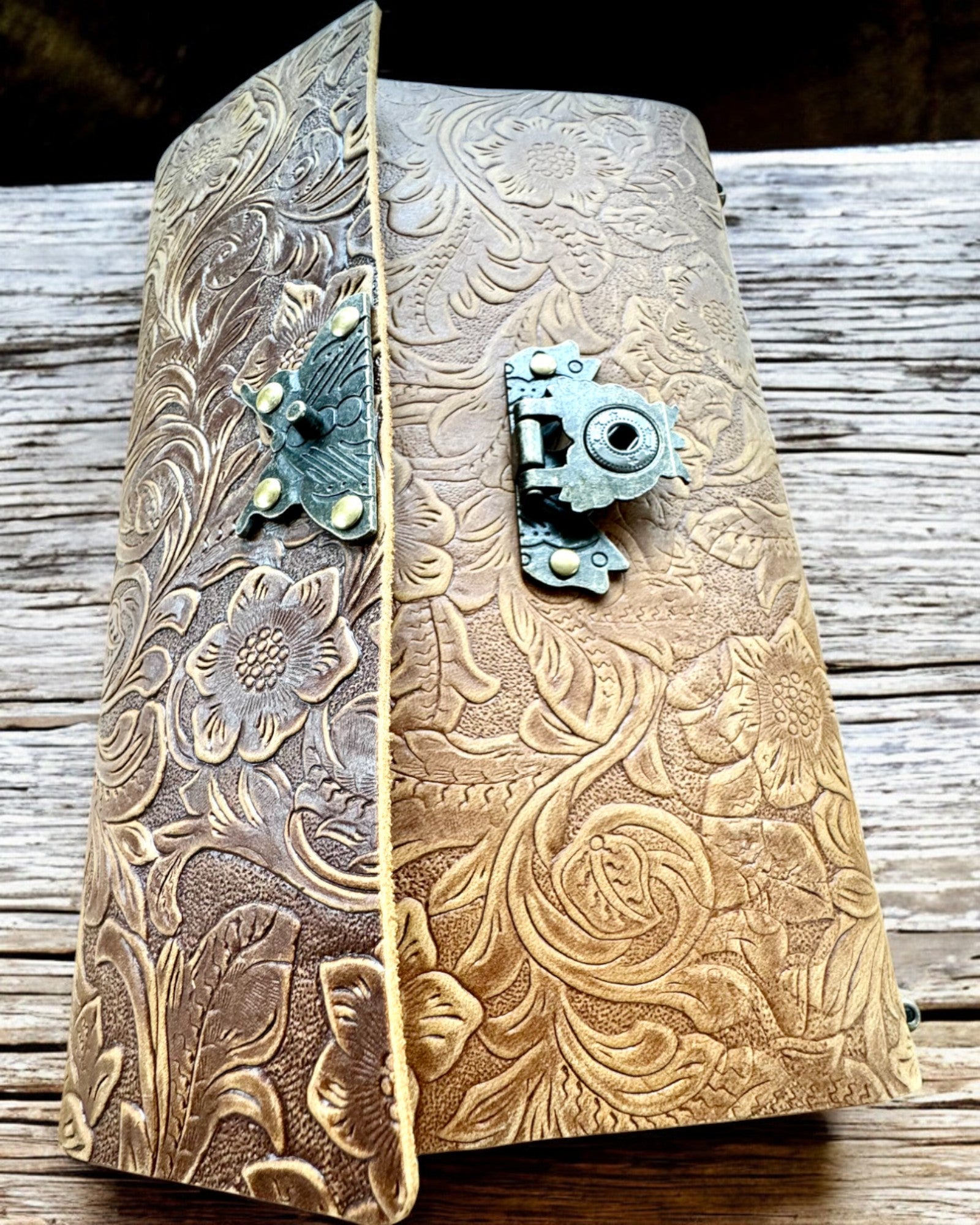 Πολυτελές Ρετρό Σημειωματάριο με Δερμάτινο Εξώφυλλο - "Vintage Elegance", 480 σελίδες, δυνατότητα εξατομίκευσης με χάραξη