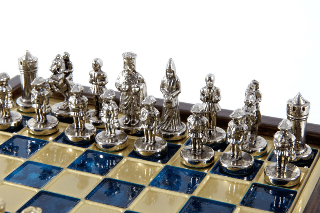 Κομψό premium ορειχάλκινο σκάκι 20x20cm με θέμα το Βυζάντιο και εξατομικευμένη χάραξη - Ιδανικό δώρο για σκακιστή και λάτρη της ιστορίας - Χειροποίητα πιόνια σε χρυσό και ασημί φινίρισμα