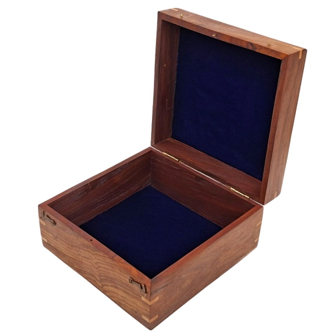 Eleganckie Drewniane Pudełko Prezentowe 20x20x11 cm z Granatową Wypraską i Opcją Personalizacji Grawerem