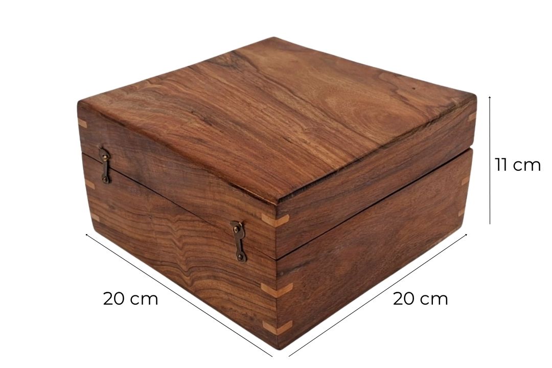 Eleganckie Drewniane Pudełko Prezentowe 20x20x11 cm z Granatową Wypraską i Opcją Personalizacji Grawerem