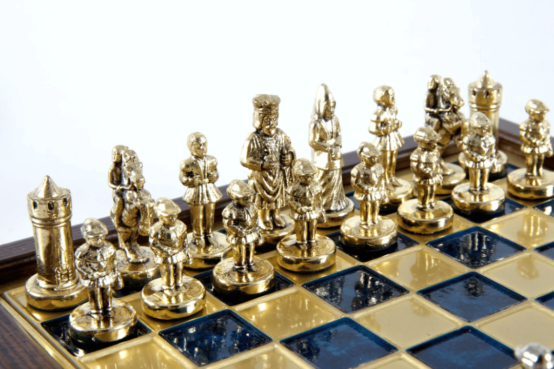 Κομψό premium ορειχάλκινο σκάκι 20x20cm με θέμα το Βυζάντιο και εξατομικευμένη χάραξη - Ιδανικό δώρο για σκακιστή και λάτρη της ιστορίας - Χειροποίητα πιόνια σε χρυσό και ασημί φινίρισμα
