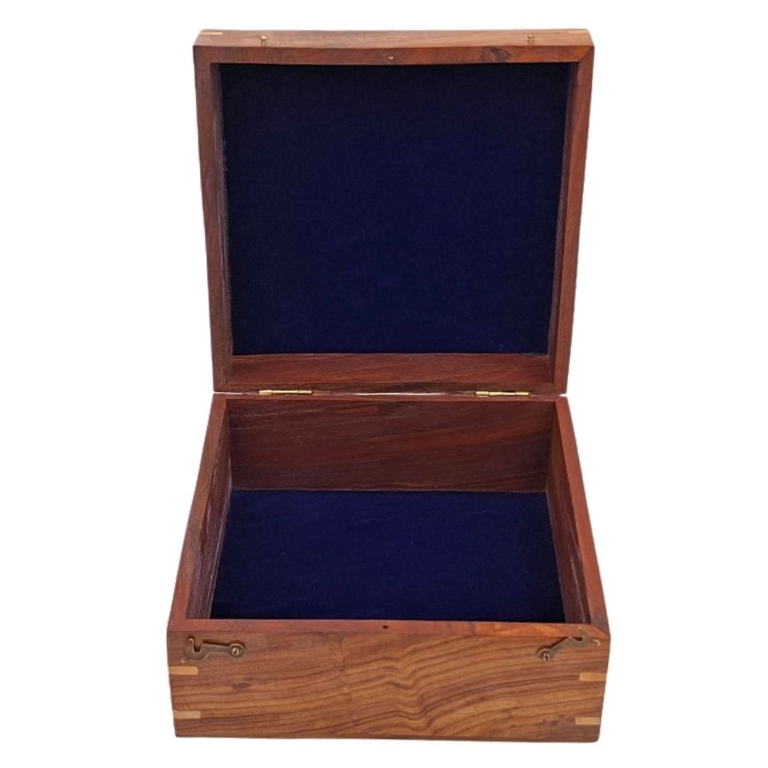 Eleganckie Drewniane Pudełko Prezentowe 20x20x11 cm z Granatową Wypraską i Opcją Personalizacji Grawerem
