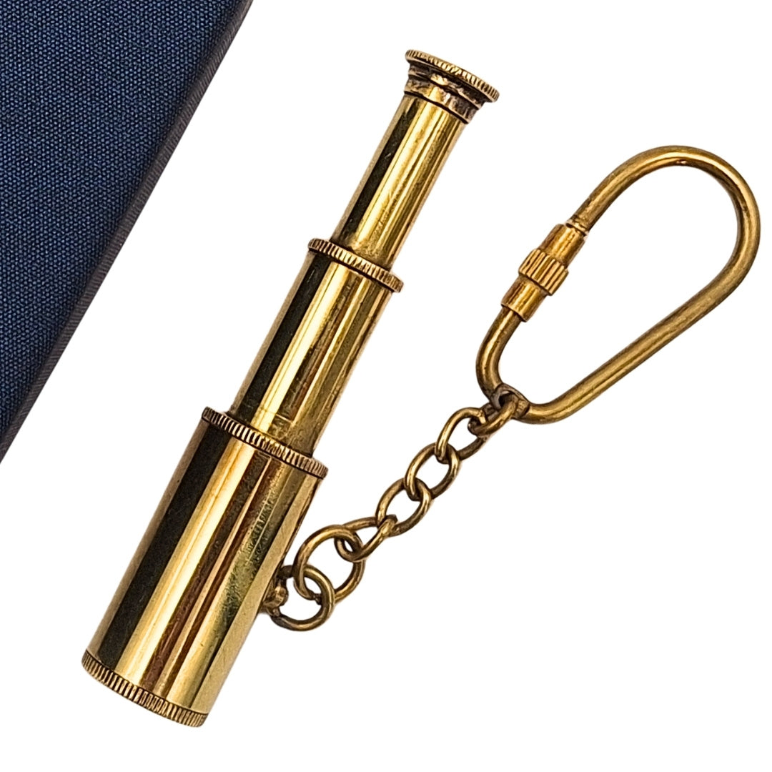 Mosiężny Brelok Luneta w Eleganckim Pudełku – Retro Marynistyczny Prezent – KEY-0016A