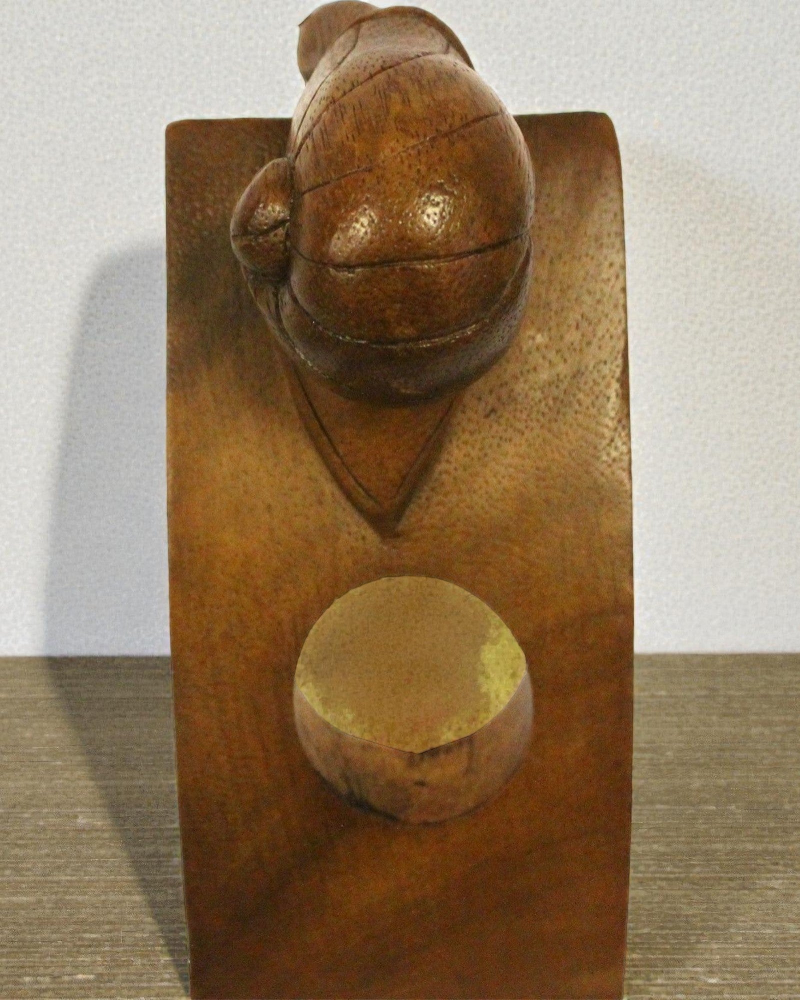 Ślimak Sommeliera – Ręcznie Rzeźbiony Balansujący Uchwyt na Butelkę Wina z Drewna Suar