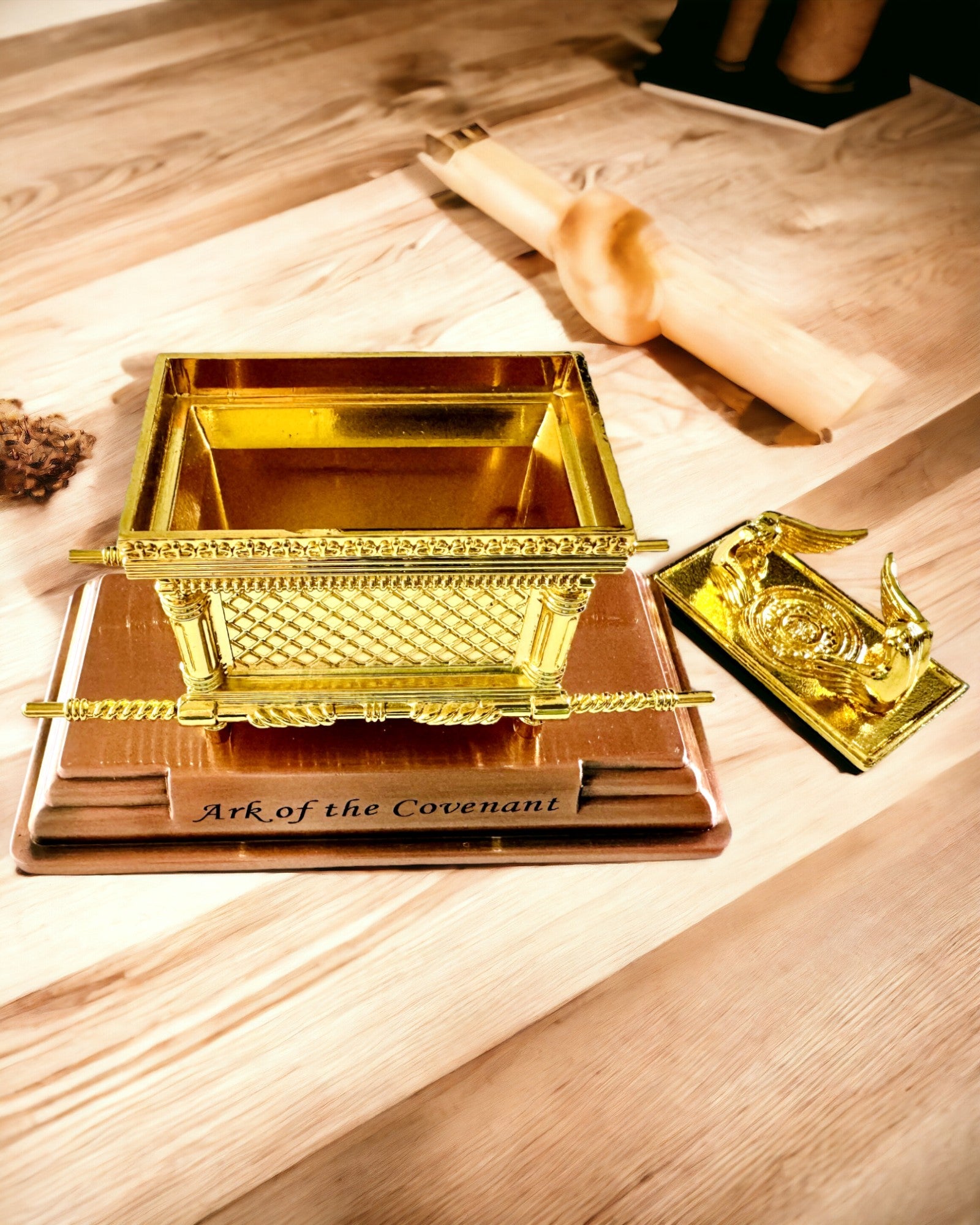 Μαγευτική Μινιατούρα Κιβωτού της Διαθήκης σε Χρυσό Πλαίσιο 11.2 x 5.8 x 7.3cm - Αποκλειστική κιβωτός, Διακόσμηση σε Χρυσή Έκδοση