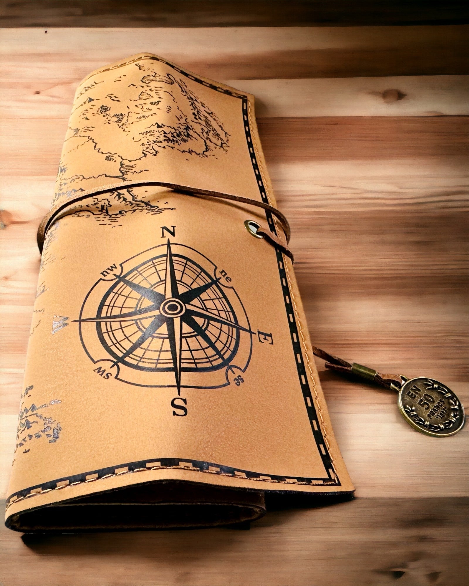 Ρετρό Ανοιχτό καφέ - ματ, δερμάτινη Κασετίνα σε Στυλ Ταξιδιώτη με Χάρτη του Κόσμου – Πρακτική και Ευρύχωρη. Προσωποποίηση με χάραξη.