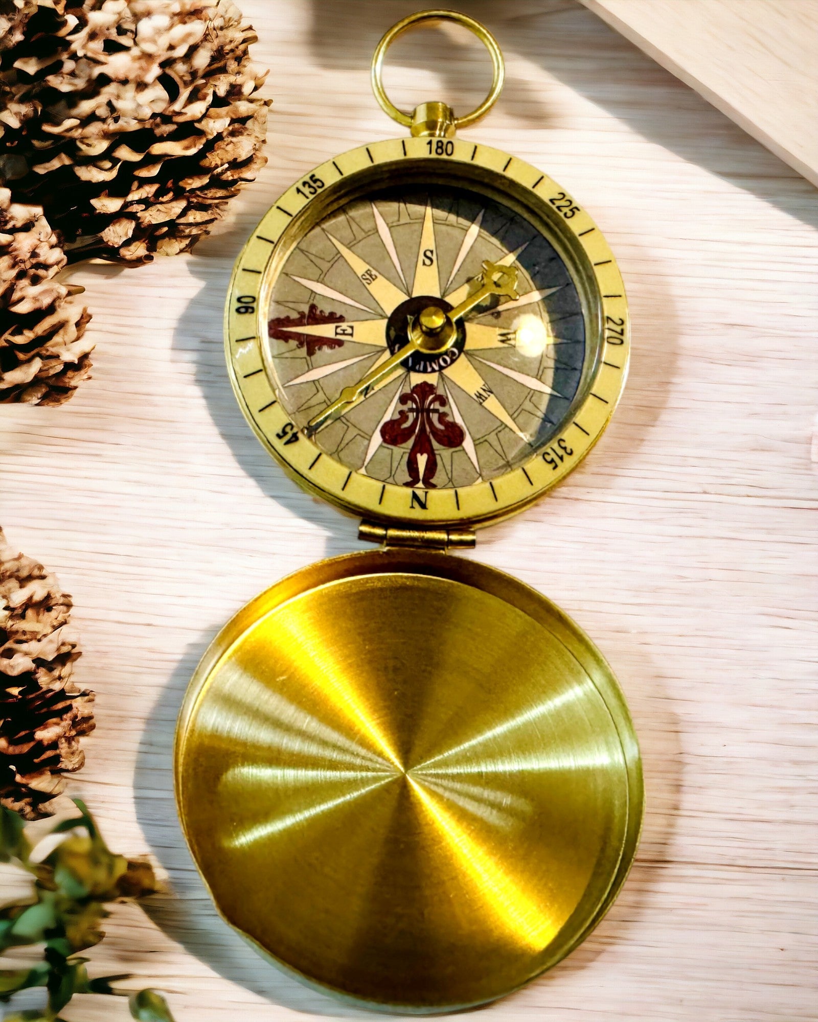 Ρετρό Στυλ Πυξίδα Ναυσιπλοΐας – Φορητό και Ακριβές Όργανο Προσανατολισμού για Ταξιδιώτες και Εξερευνητές. Χάραξη, εξατομίκευση.
