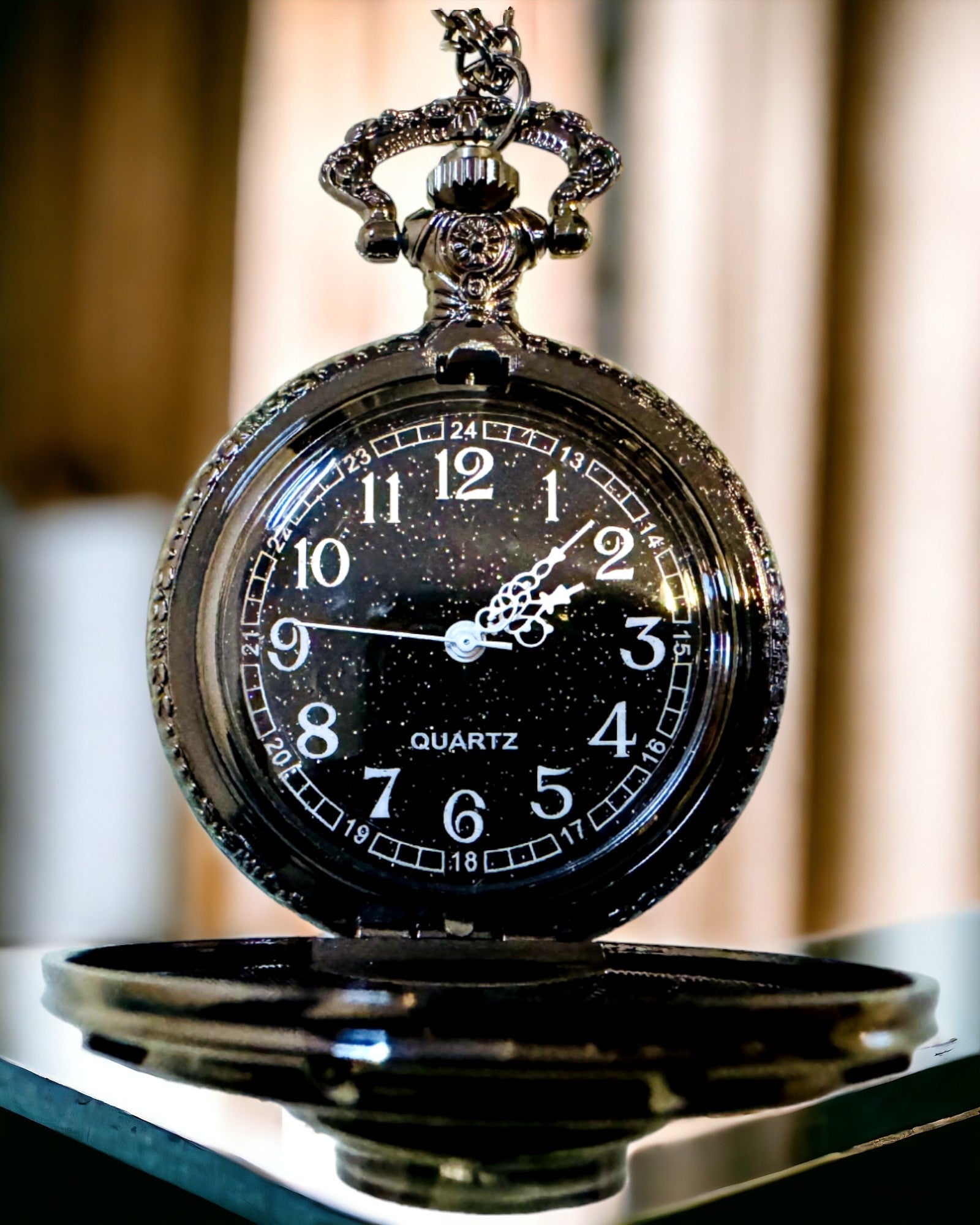 Zegarek Kieszonkowy z Kompasem – Elegancki Wisiorek w Stylu Vintage z Wydrążonym Szkieletem i Czarną Tarczą, personalizacja grawerem