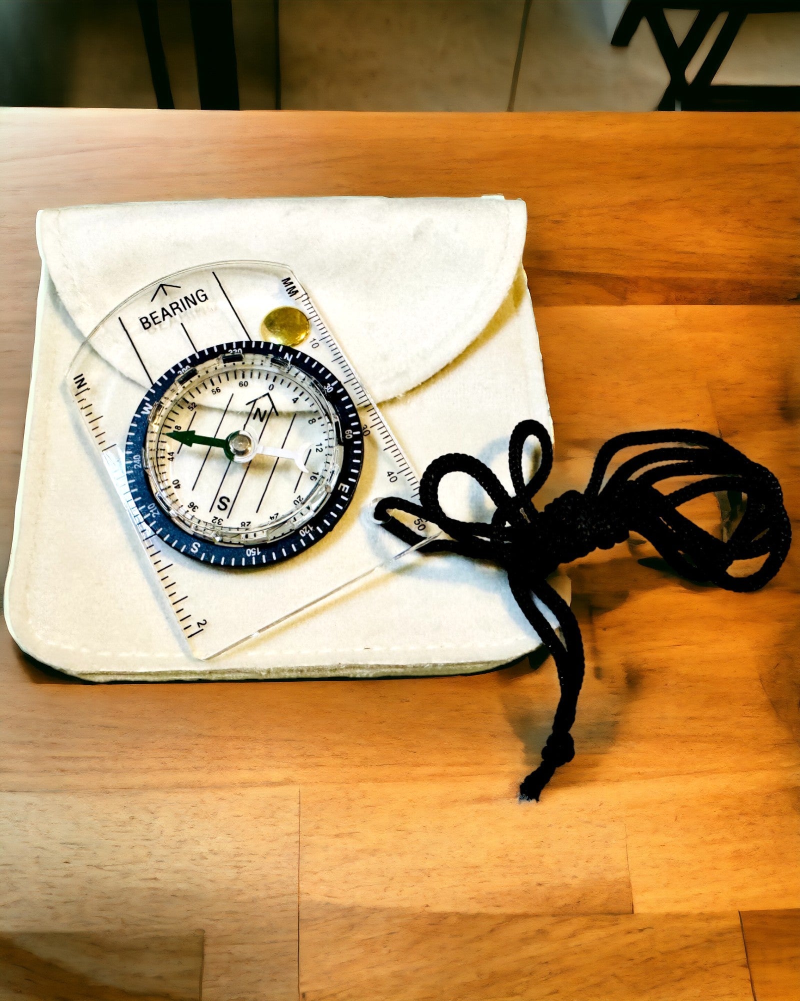 Τουριστική πυξίδα "Przewodnik Awanturnika" - Διαφανής, Μίνι Ακρυλική με Κρεμαστή Σχοινί και Κλίμακα Χάρτη, με χάραξη