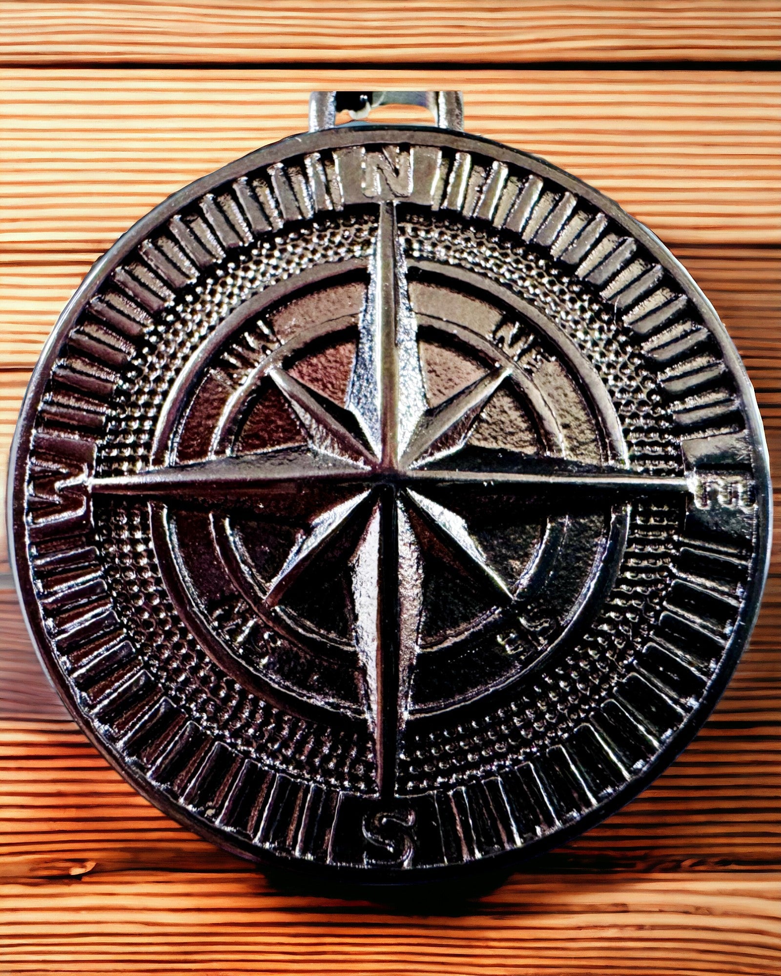 Κολιέ με Πυξίδα – Σφυρήλατο Κόσμημα από Ανοξείδωτο Ατσάλι για Άνδρες και Γυναίκες σε Δύο Χρώματα, με Χάραξη